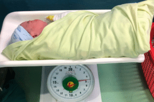 Em bé chào đời khỏe mạnh với cân nặng 4,5kg