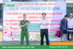 Ông Vũ Công Thành - Giám đốc Bệnh viện Đa khoa Medic Hải Tiến trao 200 suất khám sức khỏe cho cán bộ công an xã Hoằng Thanh