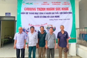 Các bác cựu chiến binh vui vẻ, phấn khởi sau khi hoàn thành quá trình thăm khám