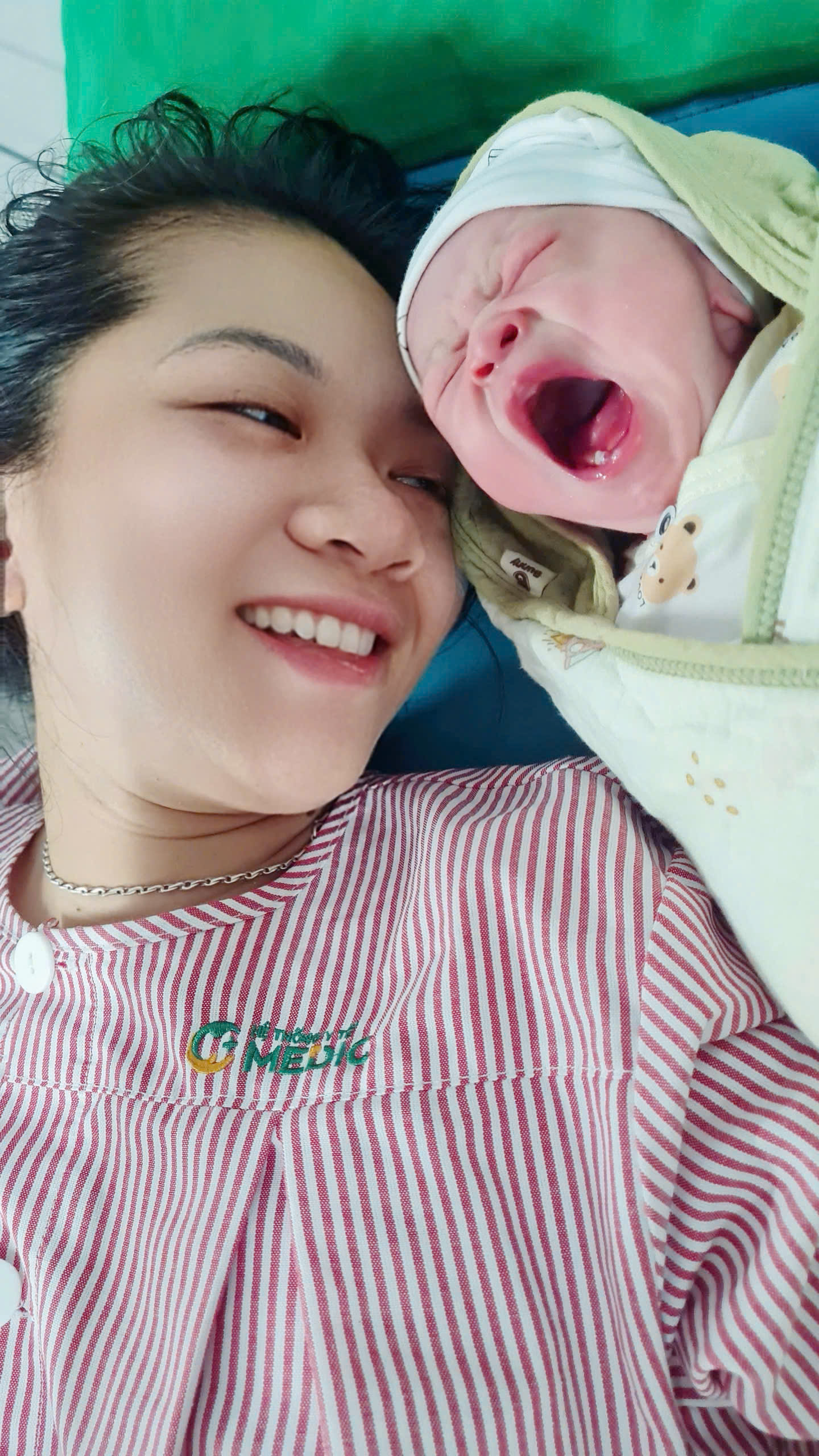 Niềm vui vỡ òa của gia đình anh Dũng – chị Hằng khi chào đón em bé ‘ngậm ngọc’ khỏe mạnh, đáng yêu.