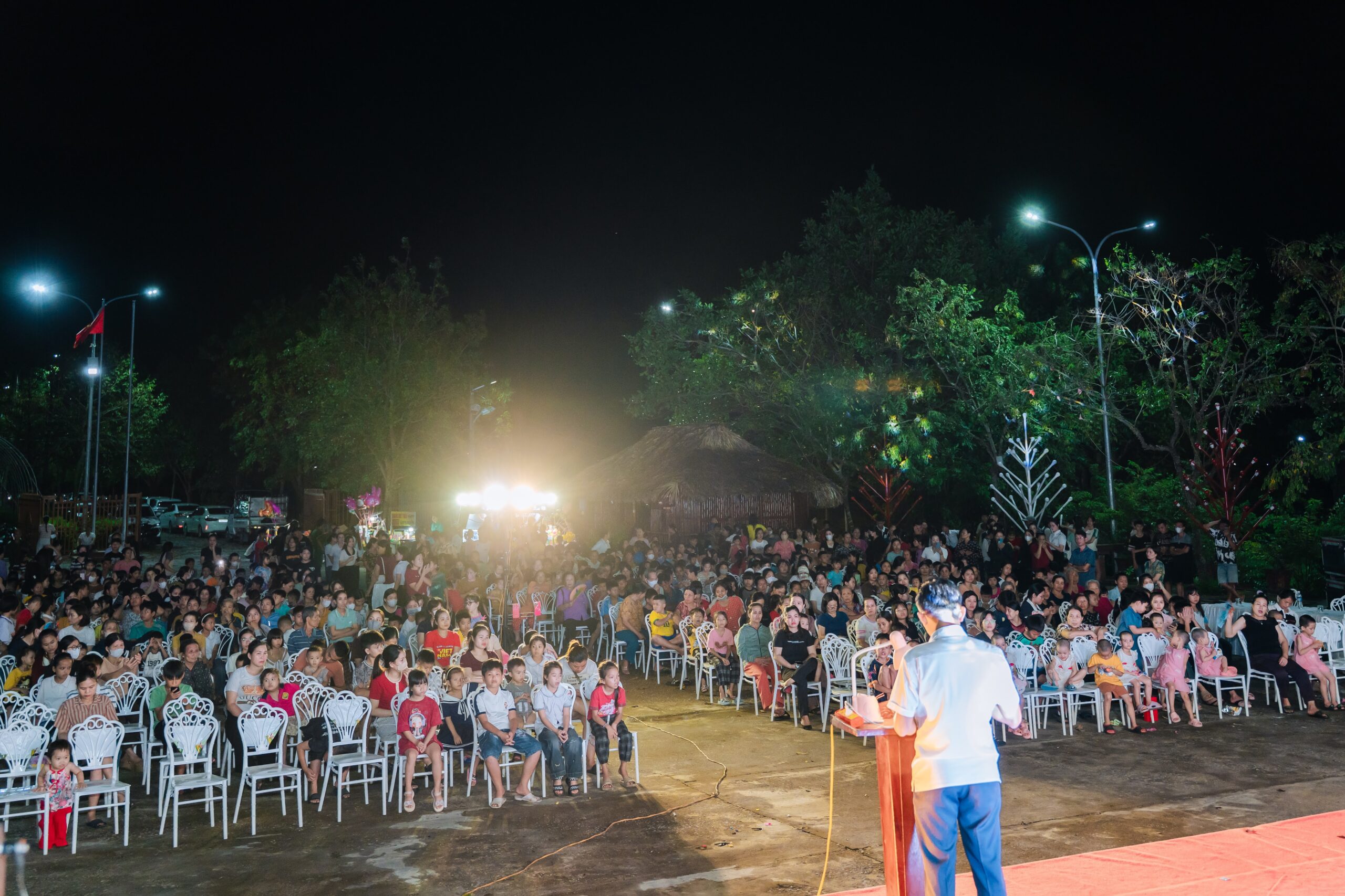 Toàn cảnh chương trình Gala “Vì hạnh phúc trẻ thơ” diễn ra tại chùa Hồi Long trong không khí ấm áp, tràn đầy yêu thương.