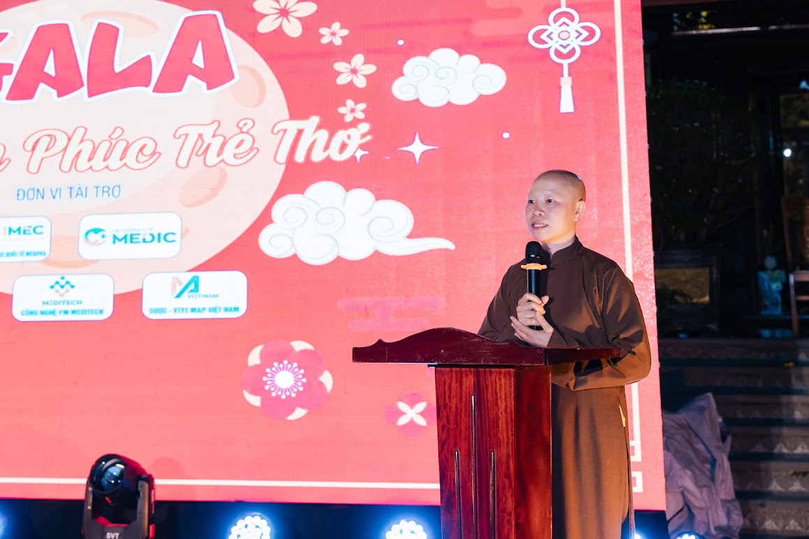 Đại diện chùa Hồi Long gửi lời cảm ơn sâu sắc đến Hệ thống Y tế Medic và các đơn vị đồng hành trong chương trình.