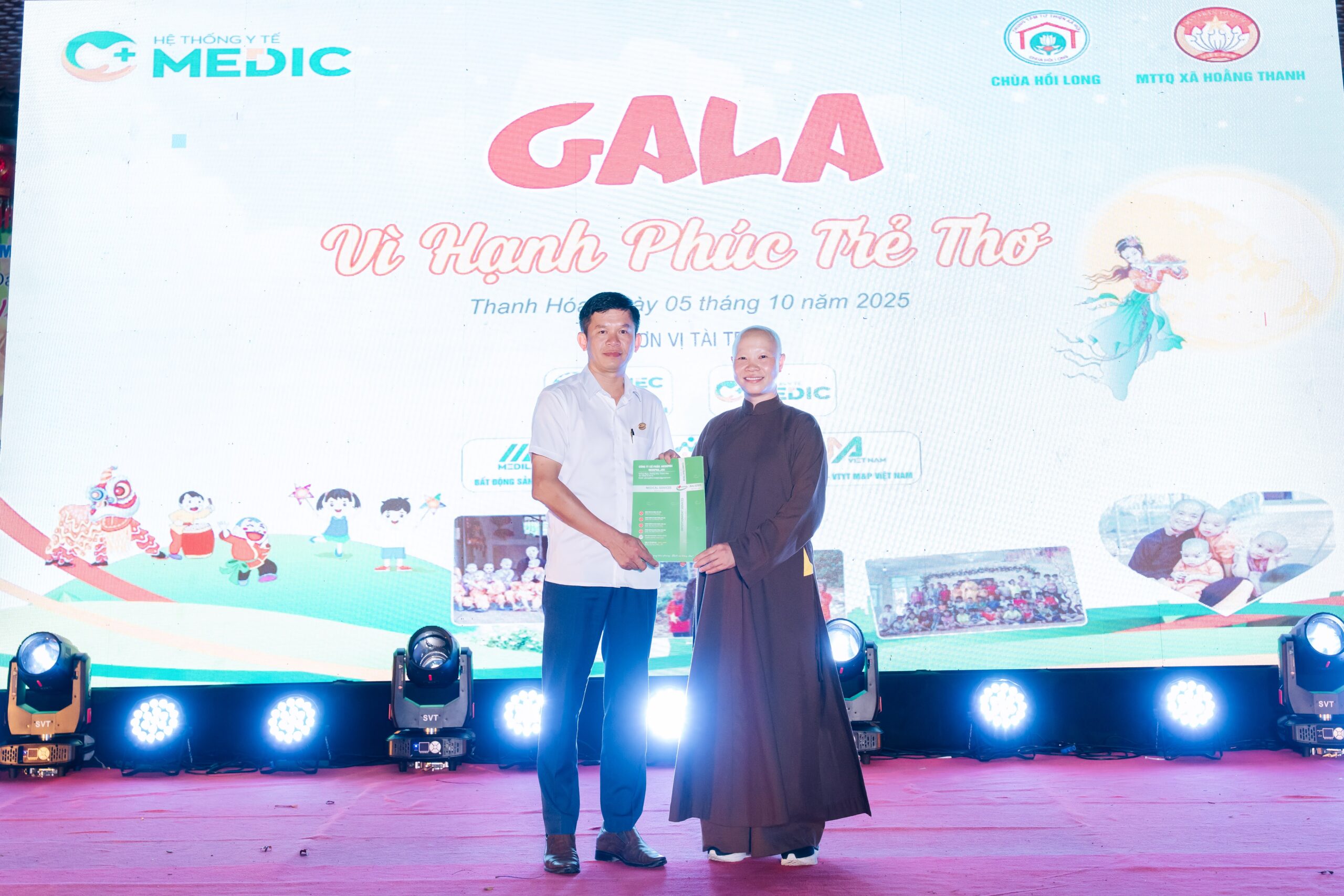 Đại diện Hệ thống Y tế Medic trao tặng 10 triệu đồng cho Trung tâm từ thiện xã hội chùa Hồi Long – nơi đang cưu mang, nuôi dưỡng trẻ mồ côi