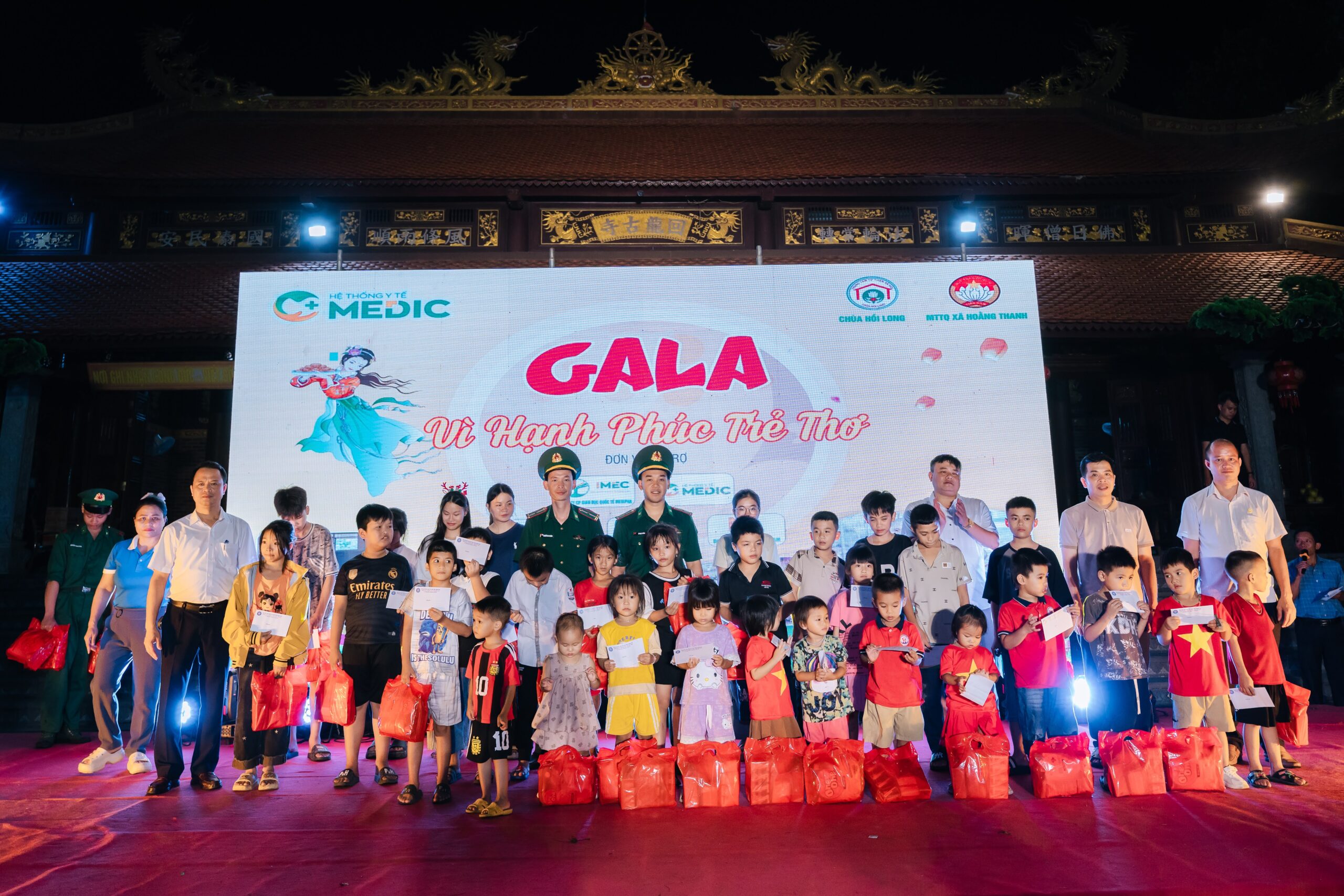 Mỗi ánh mắt, nụ cười trong khoảnh khắc trao quà là minh chứng cho sự lan tỏa của lòng nhân ái và tình người.