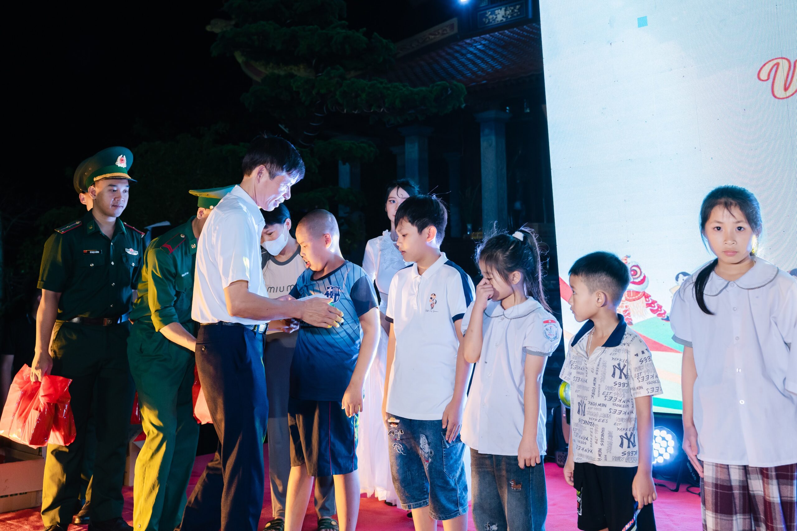 Đại diện nhà chùa, các nhà hảo tâm và cán bộ Hệ thống Y tế Medic cùng chung tay trao quà, thể hiện tinh thần “lá lành đùm lá rách”.