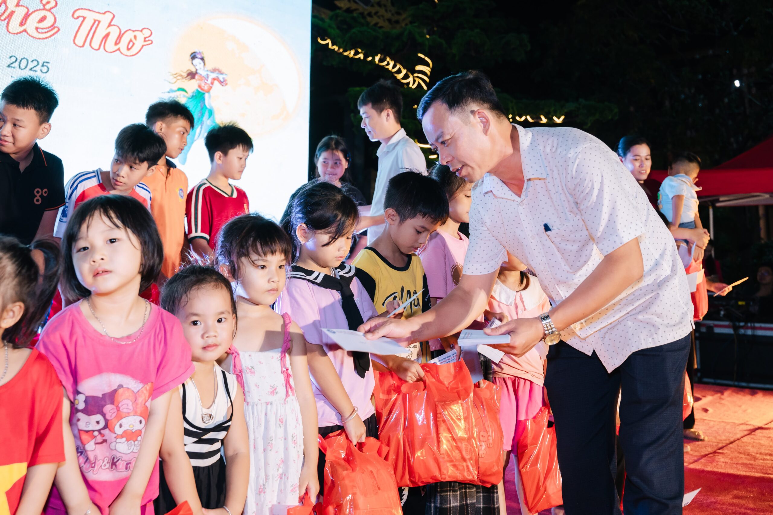 Các em nhỏ xếp hàng ngay ngắn, háo hức nhận quà – những nụ cười hồn nhiên làm bừng sáng không gian sân chùa Hồi Long.