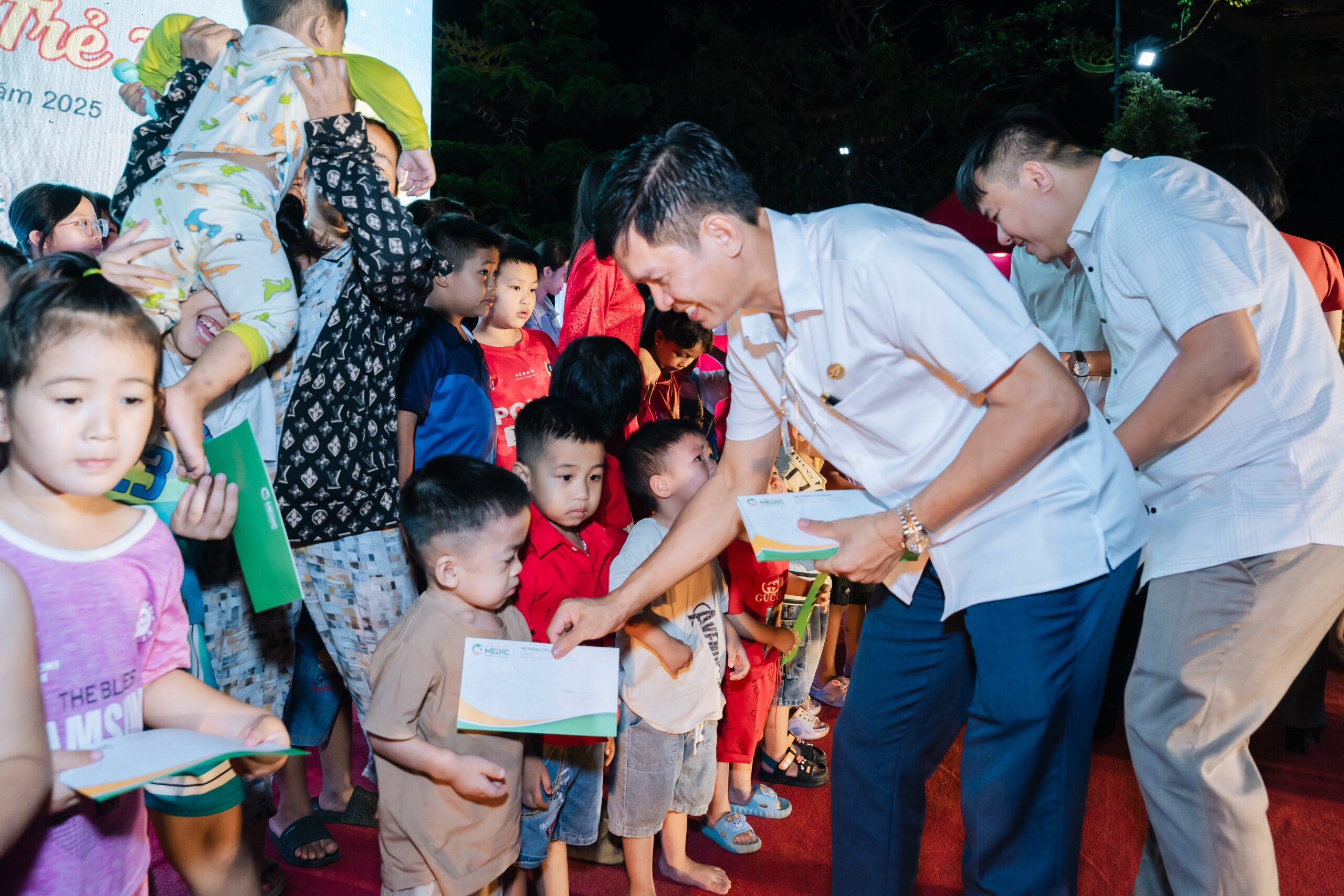 Những phần quà được trao tận tay các em nhỏ, gửi gắm tình yêu thương và niềm động viên trước thềm Trung thu.