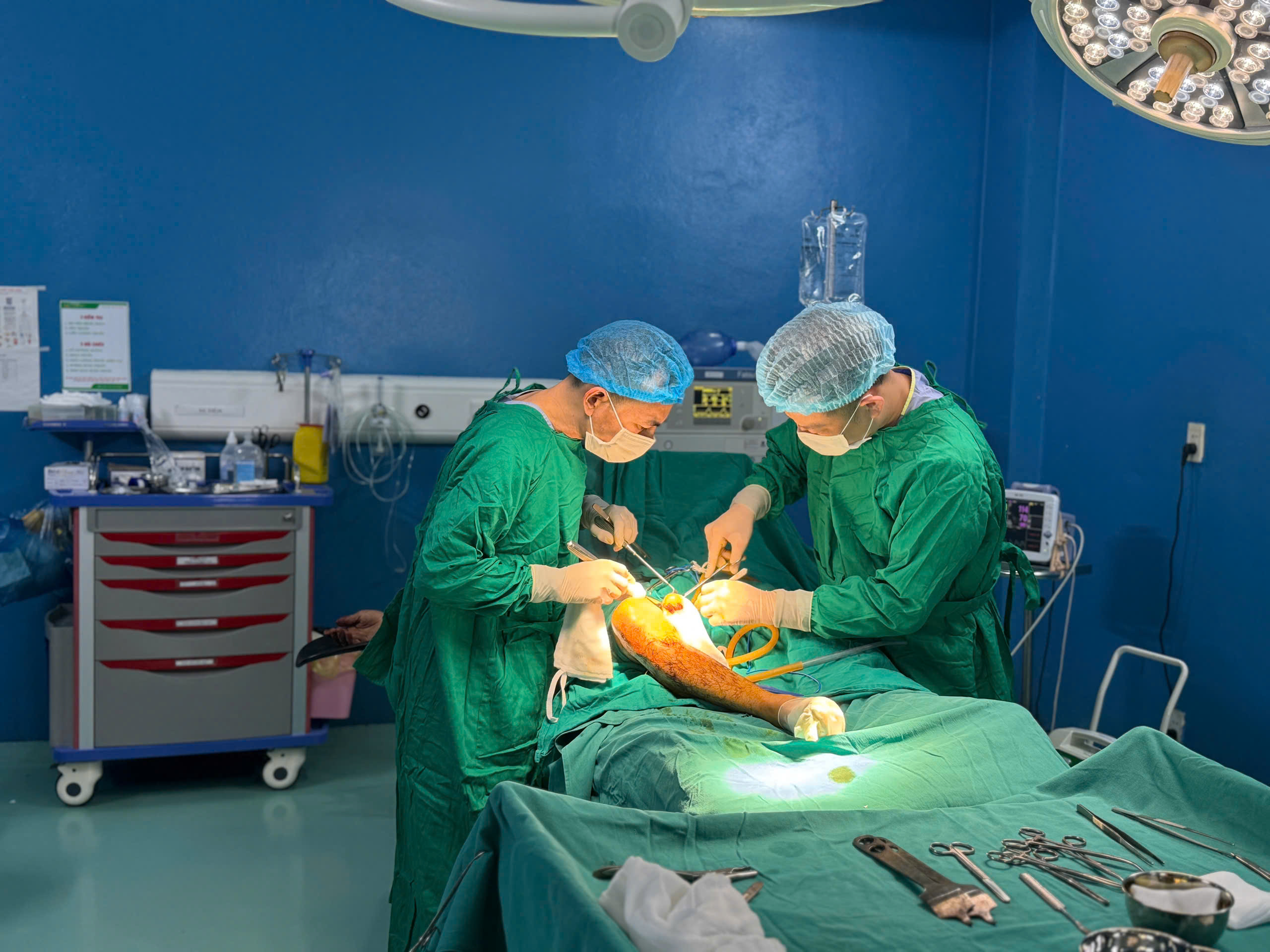 Ê-kíp phẫu thuật của khoa Ngoại – Bệnh viện Đa khoa Medic Hải Tiến đang tiến hành ca mổ lấy dị vật