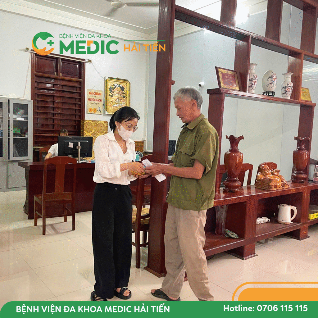 Những suất ăn sáng được gửi trao đến các bác bệnh nhân
