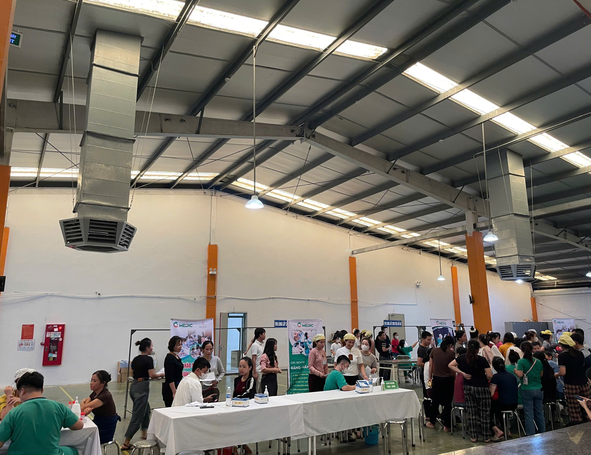 Toàn cảnh buổi khám sức khỏe cho 2.600 công nhân tại Công ty May Minh Anh Đô Lương