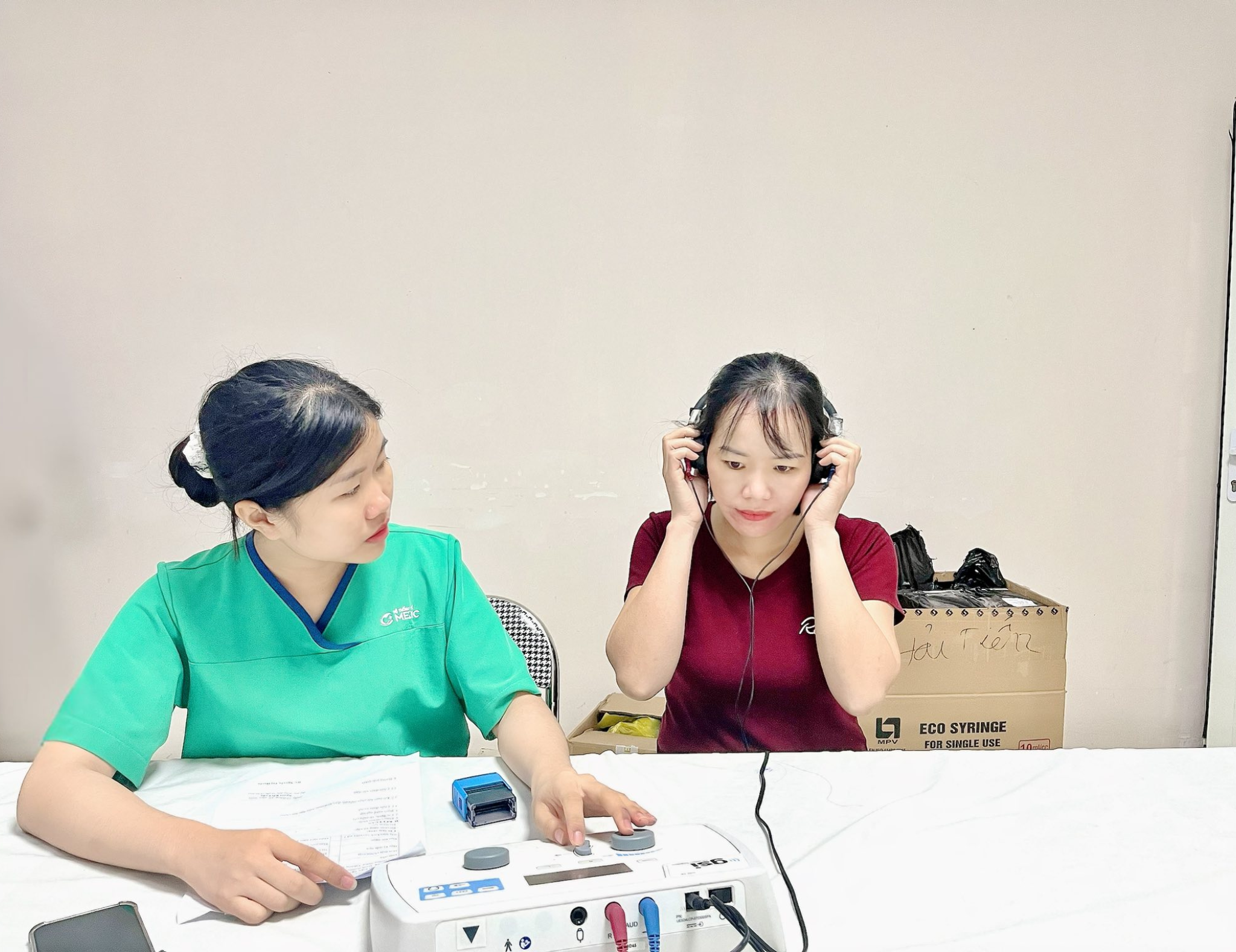 Kỹ thuật viện thực hiện đo thính lực cho công nhân nhà máy