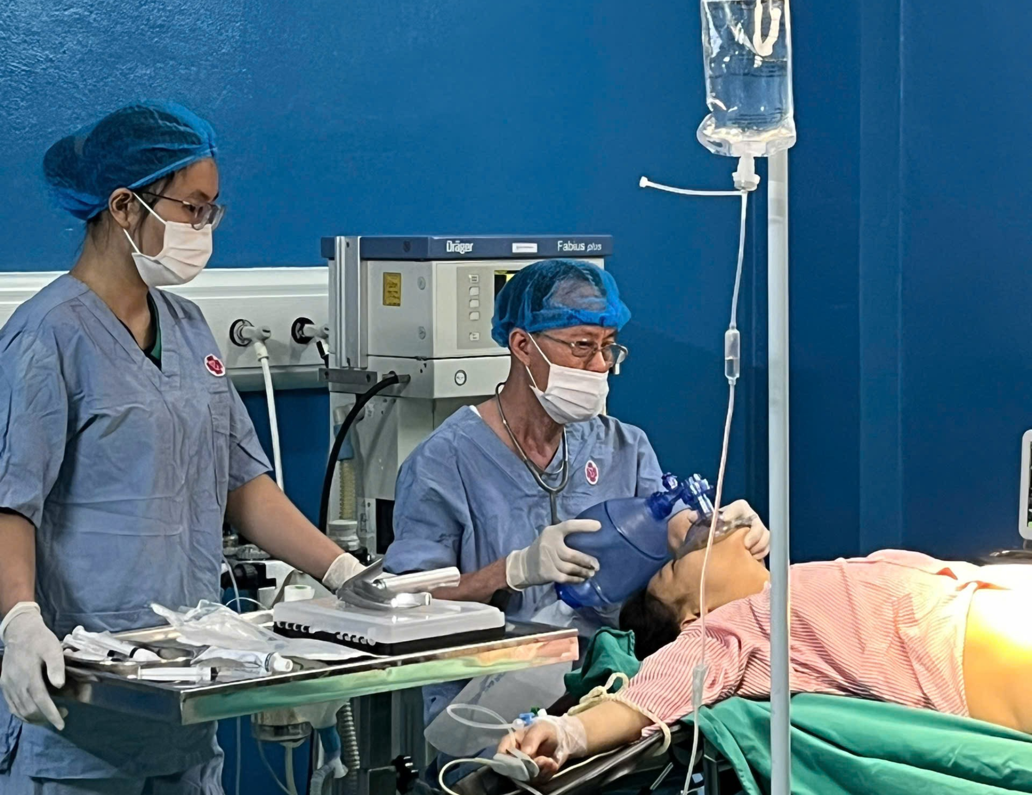 Ê-kíp bác sĩ Khoa Sản – Bệnh viện Đa khoa Medic Hải Tiến khẩn trương tiến hành phẫu thuật cấp cứu cho bệnh nhân chửa ngoài tử cung vỡ