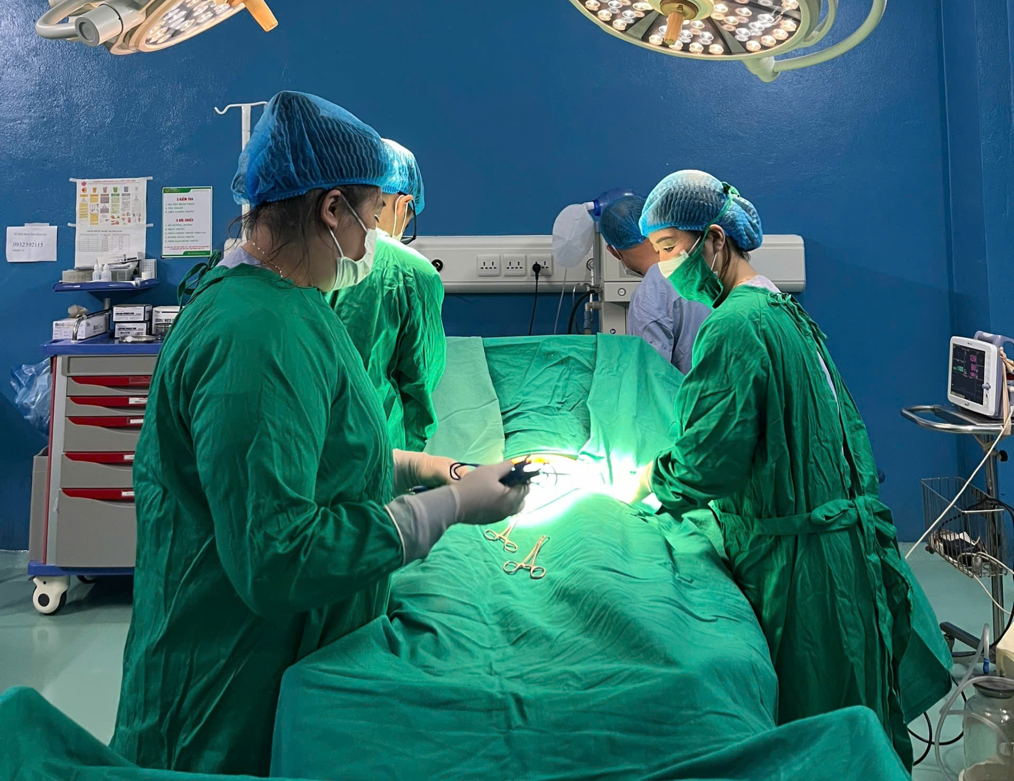 Bác sĩ CKI Nguyễn Thị Tâm – Trưởng khoa Sản trực tiếp chỉ đạo và thực hiện ca mổ.