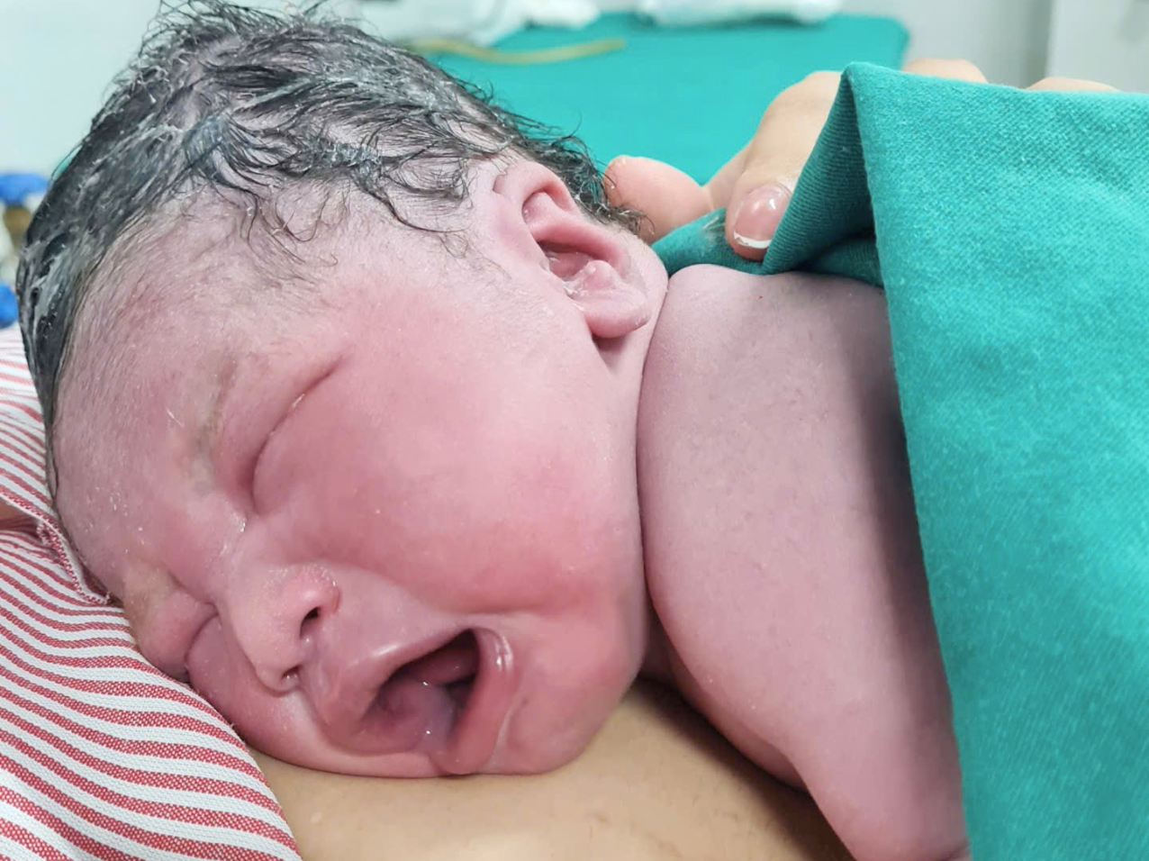 Khoảnh khắc em bé nặng 3,9kg cất tiếng khóc chào đời – niềm hạnh phúc vỡ òa của mẹ và toàn bộ ekip y tế