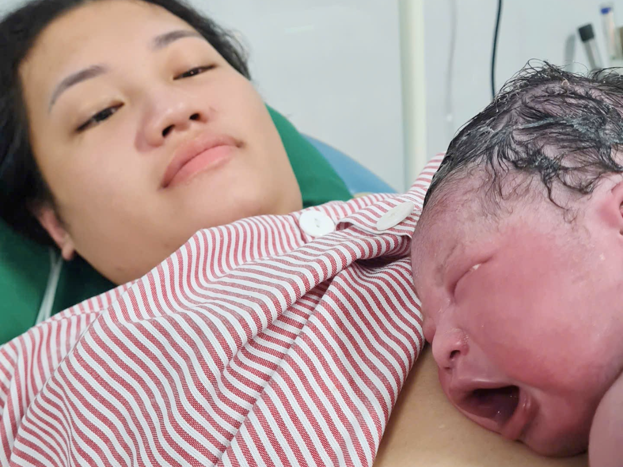 Niềm hạnh phúc hiện rõ trên gương mặt người mẹ khi thấy con yêu chào đời khỏe mạnh, bình an
