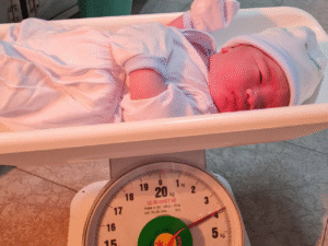 Em bé chào đời khỏe mạnh với cân nặng gần 4kg