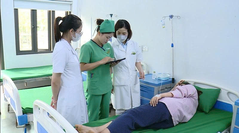 Bác sỹ và điều dưỡng của Bệnh viện Đa khoa MEDIC Hải Tiến sử dụng bệnh án điện tử.