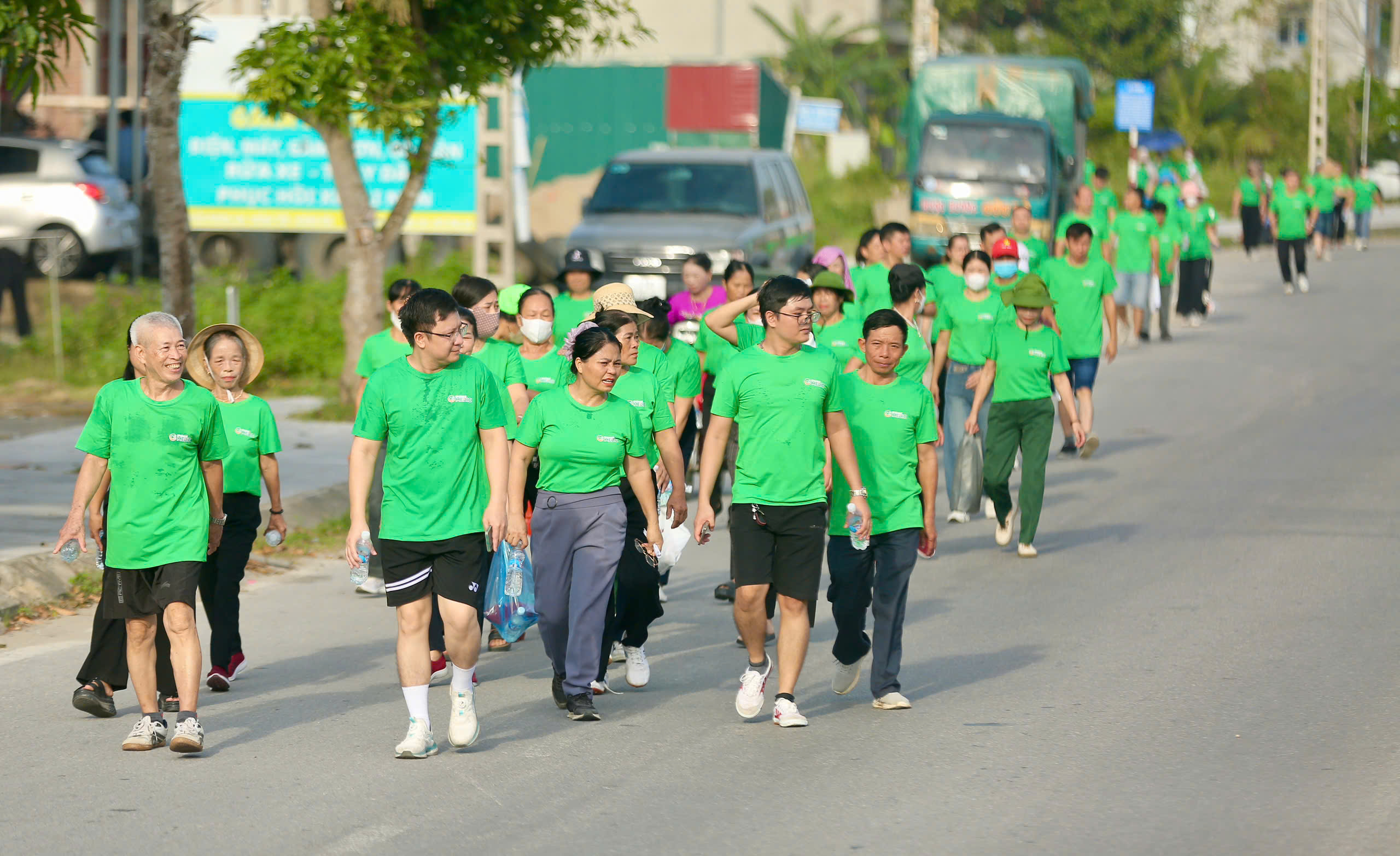 Cờ, áo, băng rôn đồng loạt phủ sắc màu xanh tạo nên bức tranh rực rỡ và ý nghĩa giữa biển trời Hải Tiến.