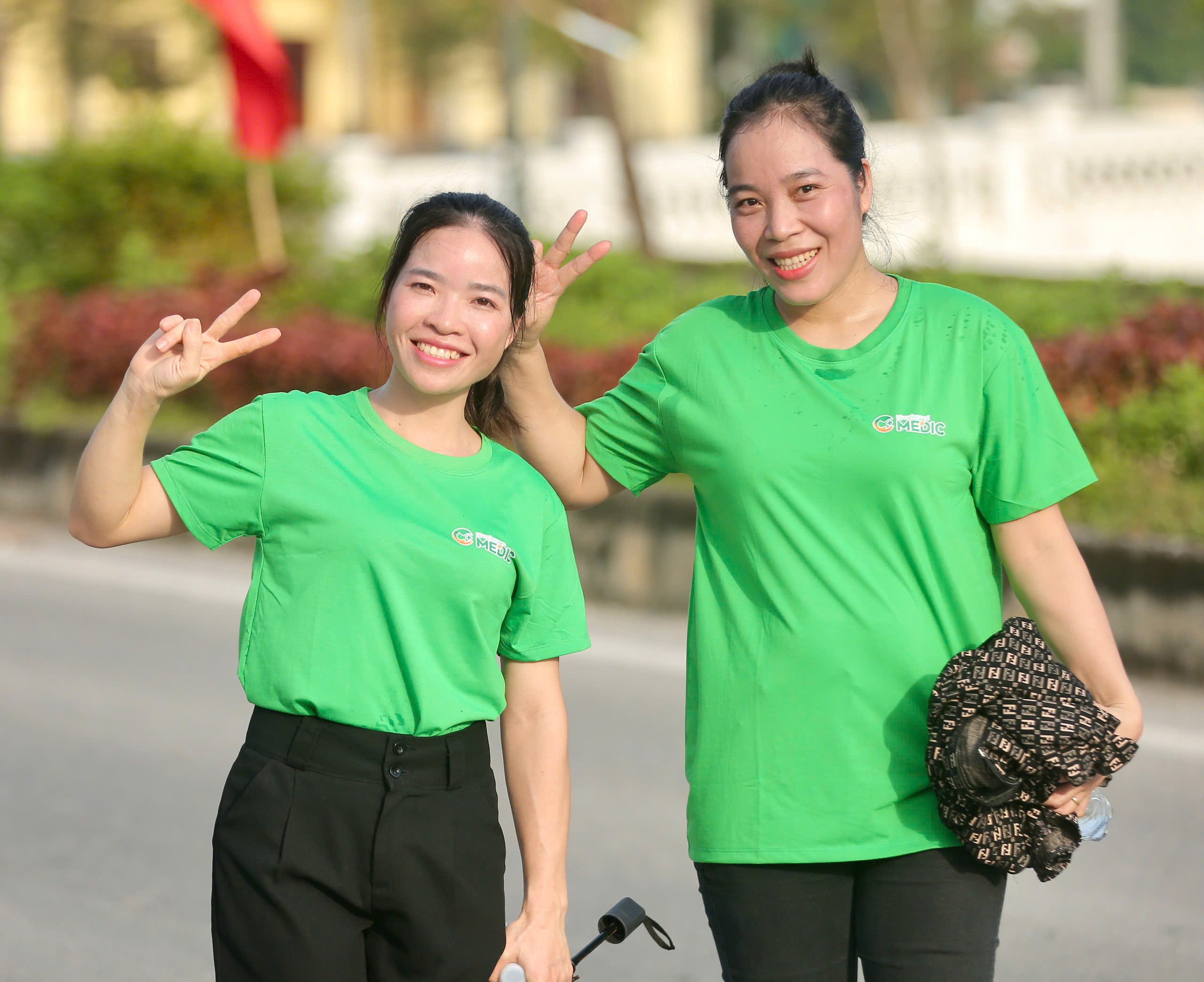 Kết thúc hành trình, các vận động viên cùng lưu lại khoảnh khắc đáng nhớ, đánh dấu một buổi sáng đầy ý nghĩa và yêu thương.