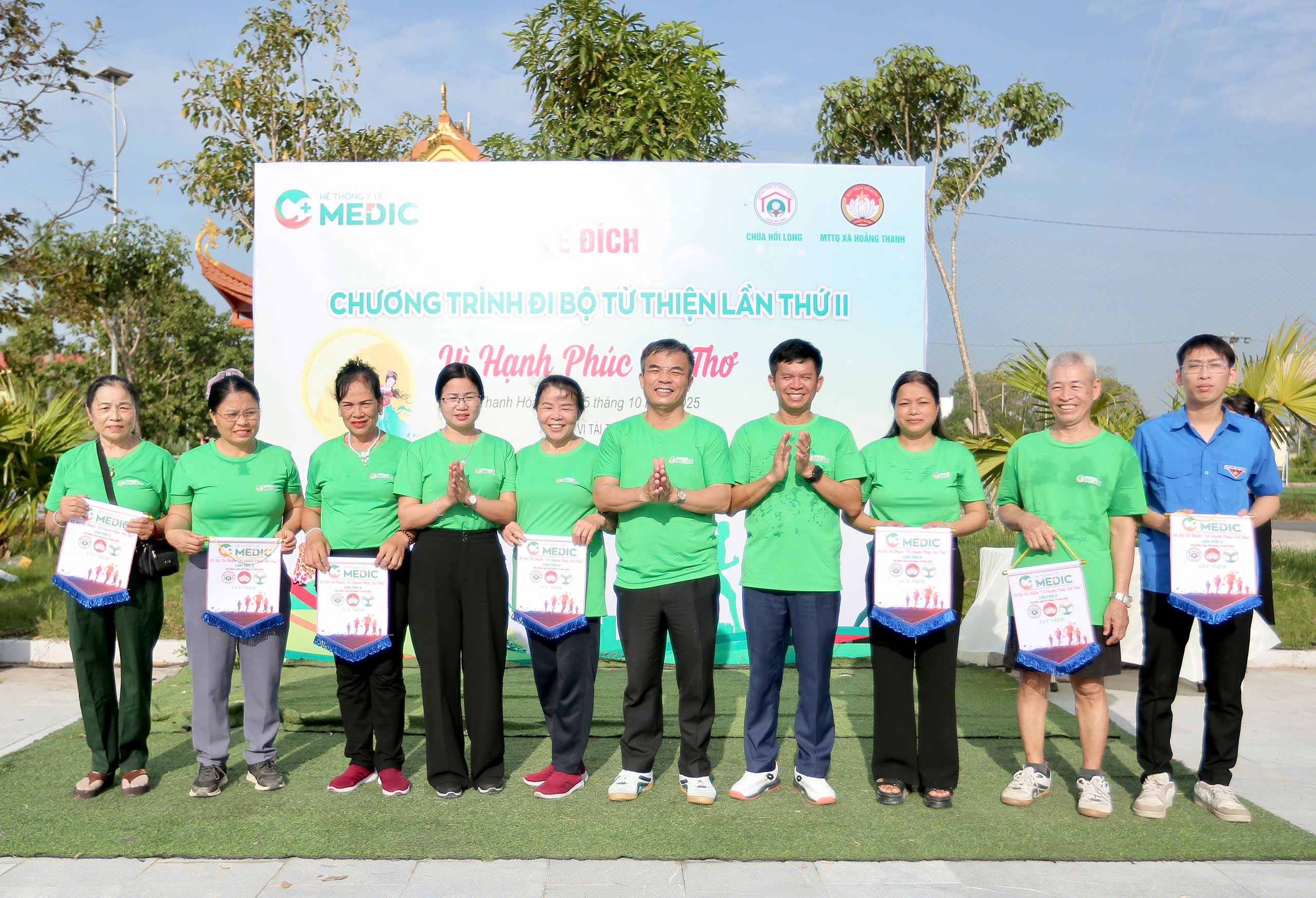 Bạn tổ chức trao quà lưu niệm cho các đơn vị tham gia chương trình