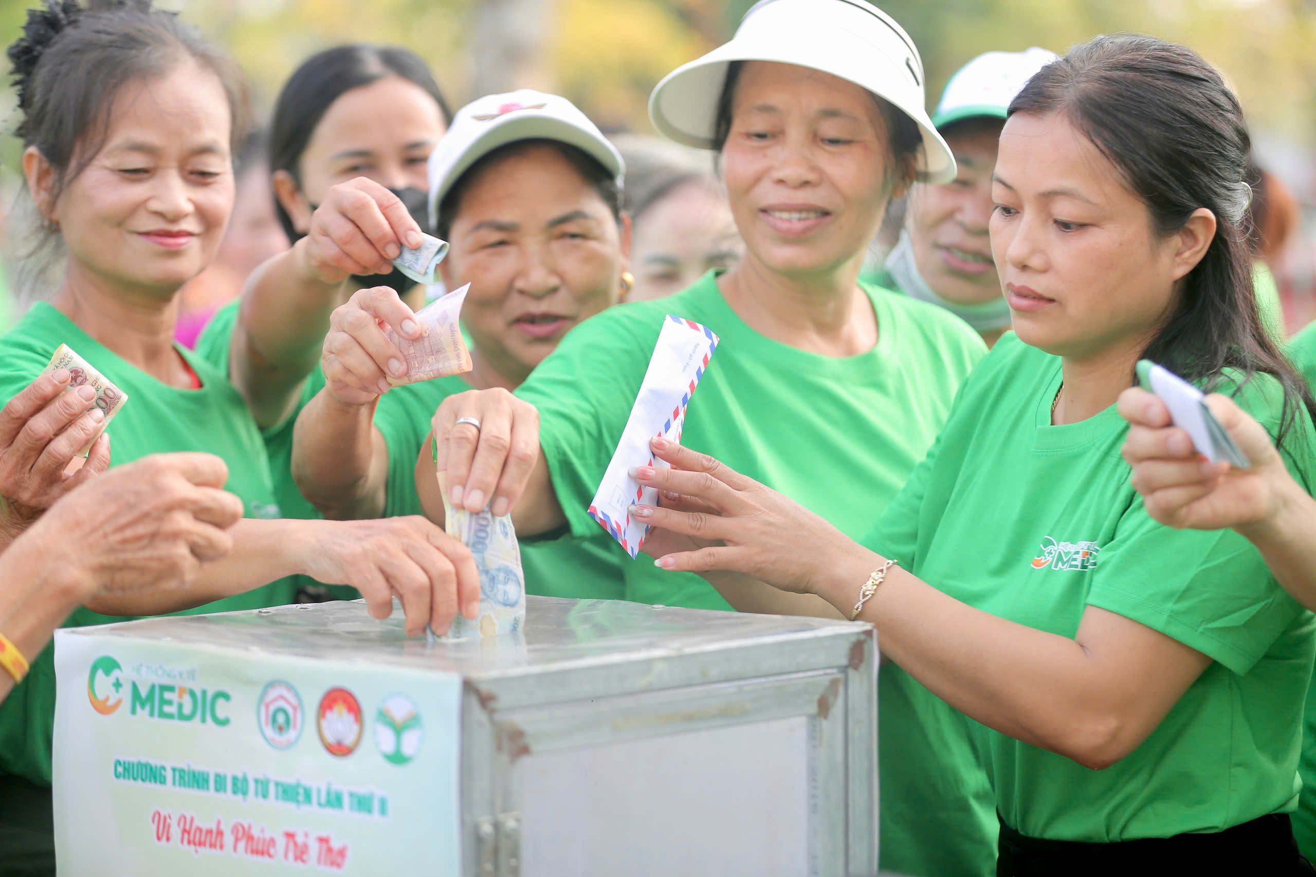 Những tấm lòng vàng – Các mạnh thường quân, cán bộ và người dân cùng chung tay ủng hộ, đóng góp cho chương trình.