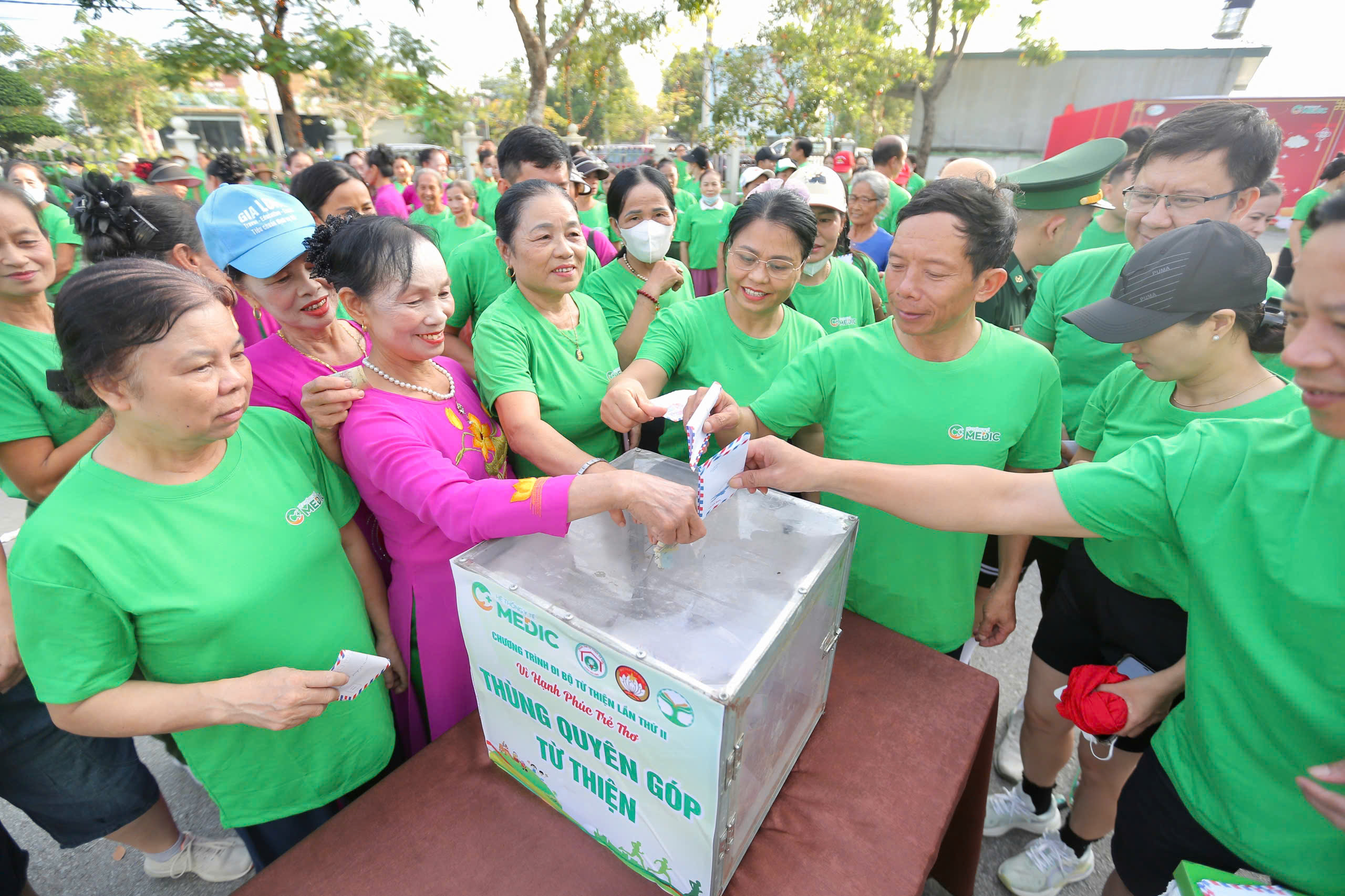 Những phong bì, những món quà nhỏ nhưng chứa đựng tình yêu thương lớn lao, gửi gắm niềm tin và hy vọng tới các em nhỏ có hoàn cảnh khó khăn.