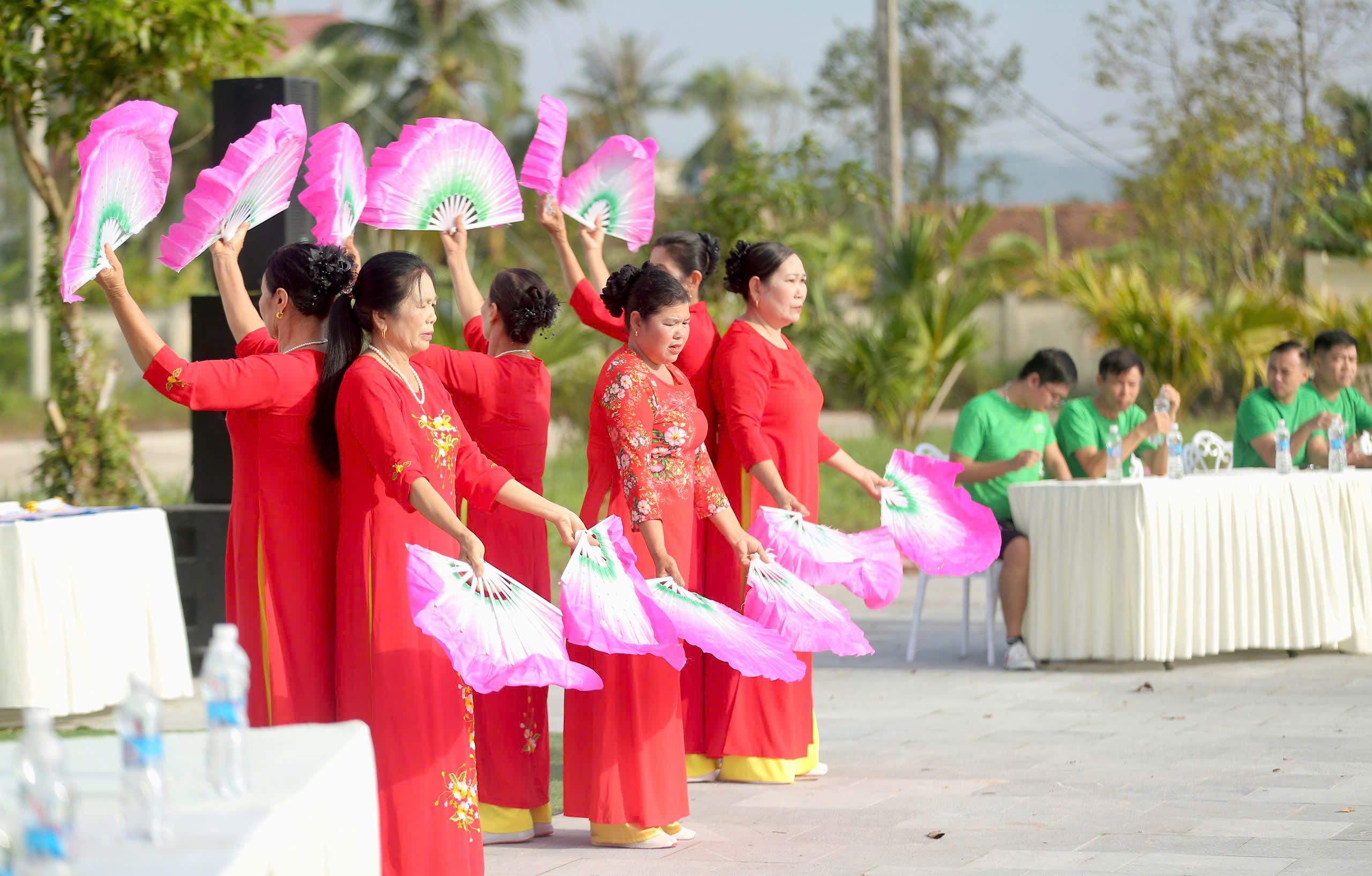 Tiết mục văn nghệ khai mạc chương trình được chuẩn bị công phu