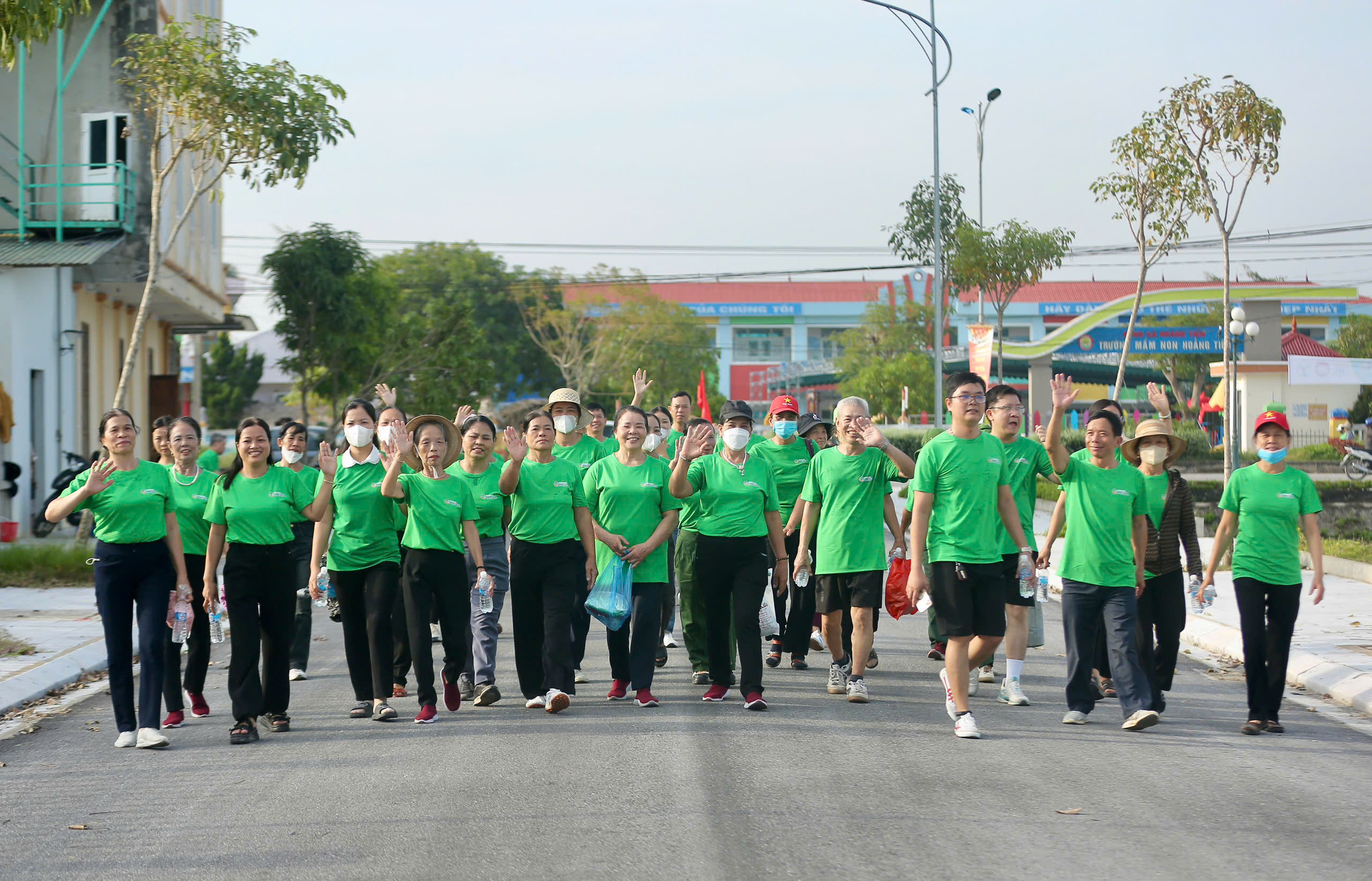 Các vận động viên háo hức tham gia đi bộ, trong không khí vui tươi, gắn kết và tràn đầy năng lượng tích cực.