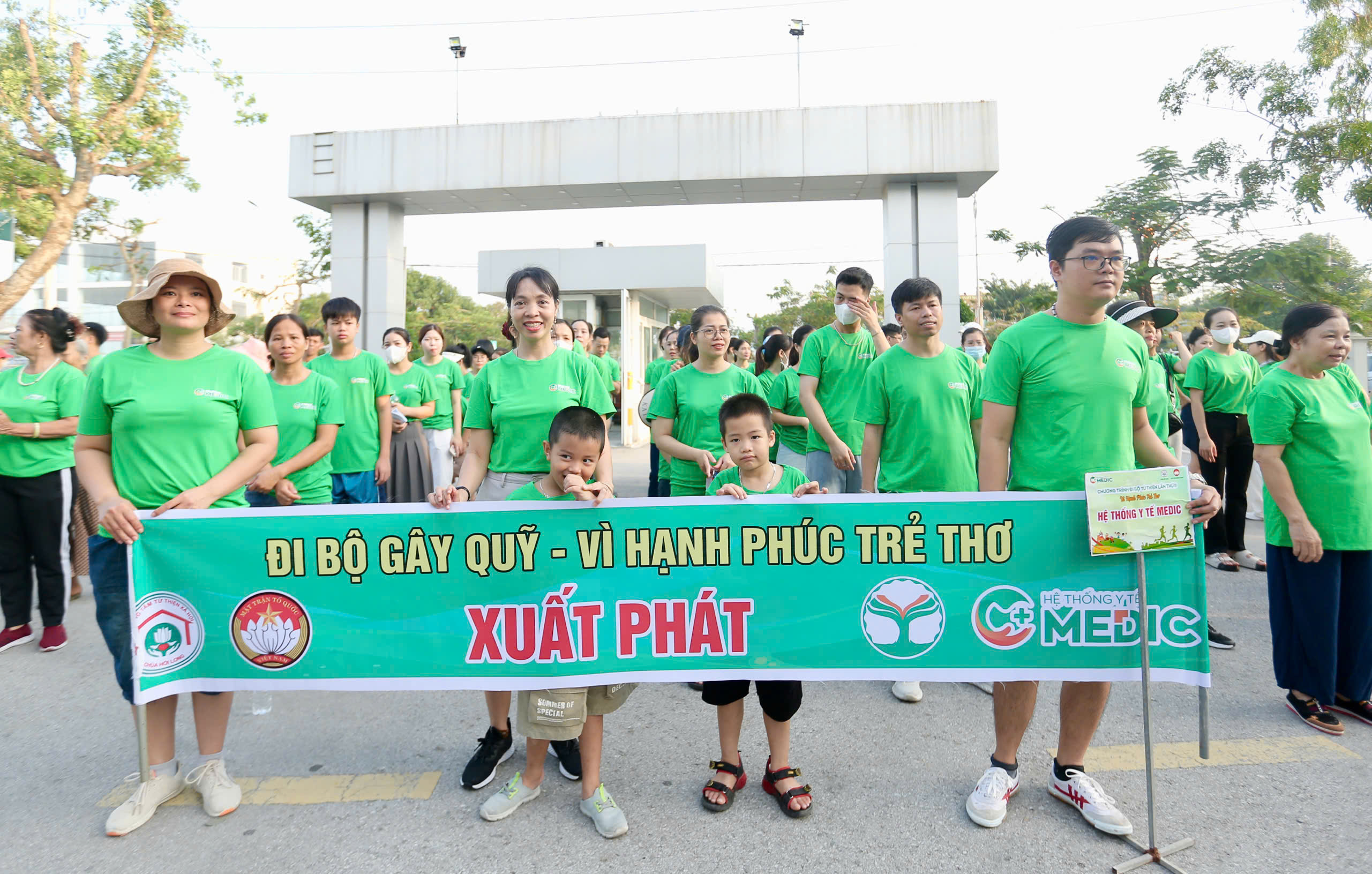 Không khí rộn ràng trước giờ xuất phát – Hơn 500 vận động viên và người dân địa phương cùng tập trung tại sân BVĐK Medic Hải Tiến, sẵn sàng cho hành trình ý nghĩa.