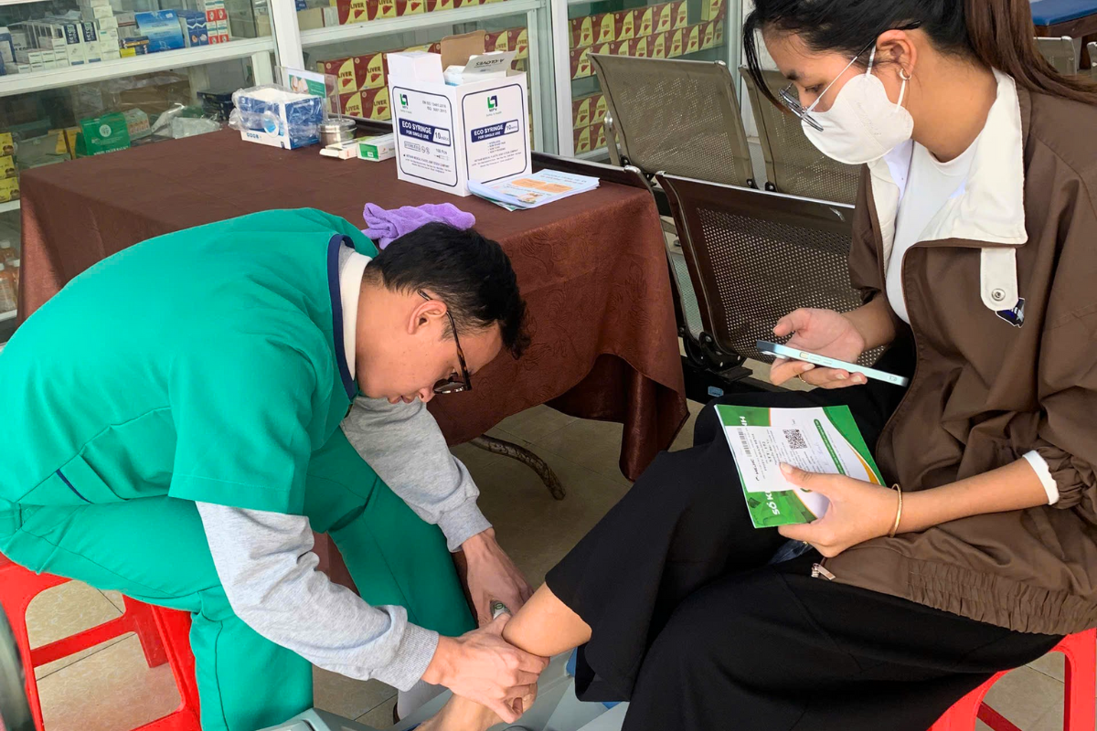 Nhân viên y tế Medic Hải Tiến hỗ trợ khách hàng đo loãng xương nhanh chóng và chính xác.