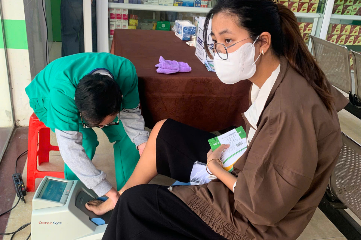 Khách hàng được đo loãng xương miễn phí tại sảnh khu Nhà A trong Tuần lễ chăm sóc sức khỏe.