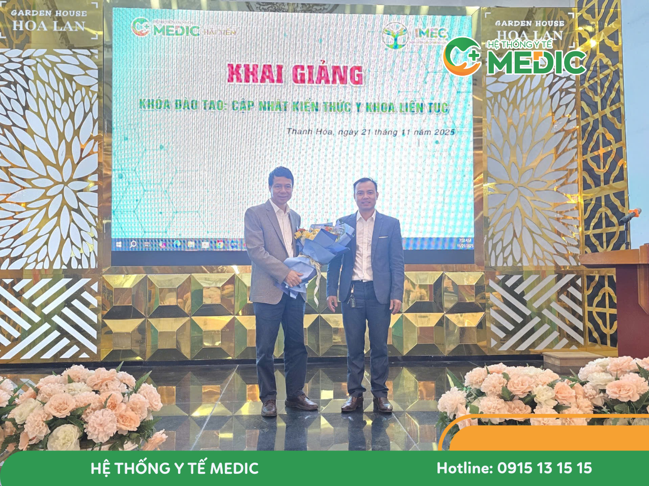 Đại diện Ban lãnh đạo Hệ thống Y tế Medic tặng hoa cho giảng viên tham gia đào tạo