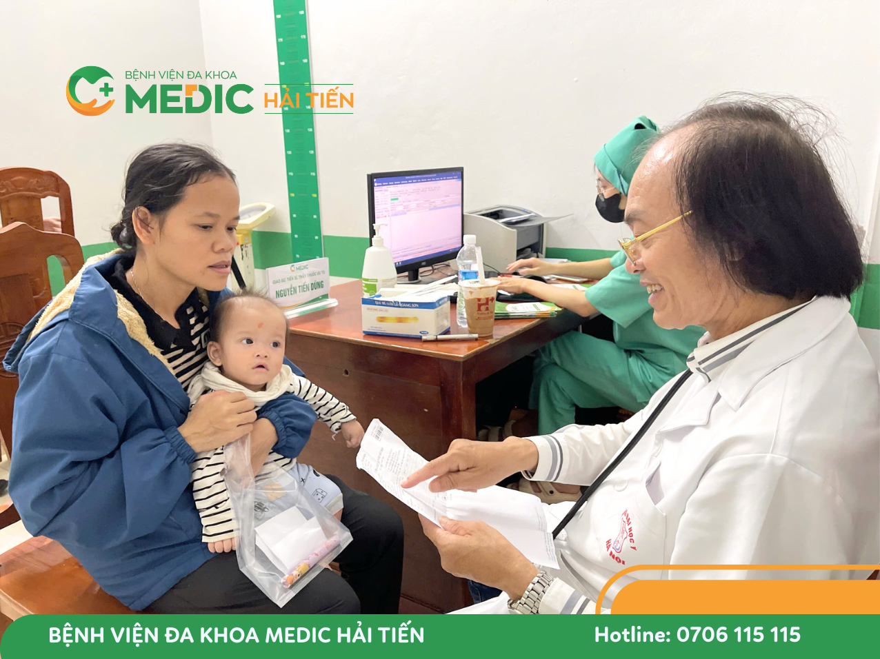 Giáo sư – Tiến sĩ Nguyễn Tiến Dũng tận tình thăm khám và tư vấn cho từng bé