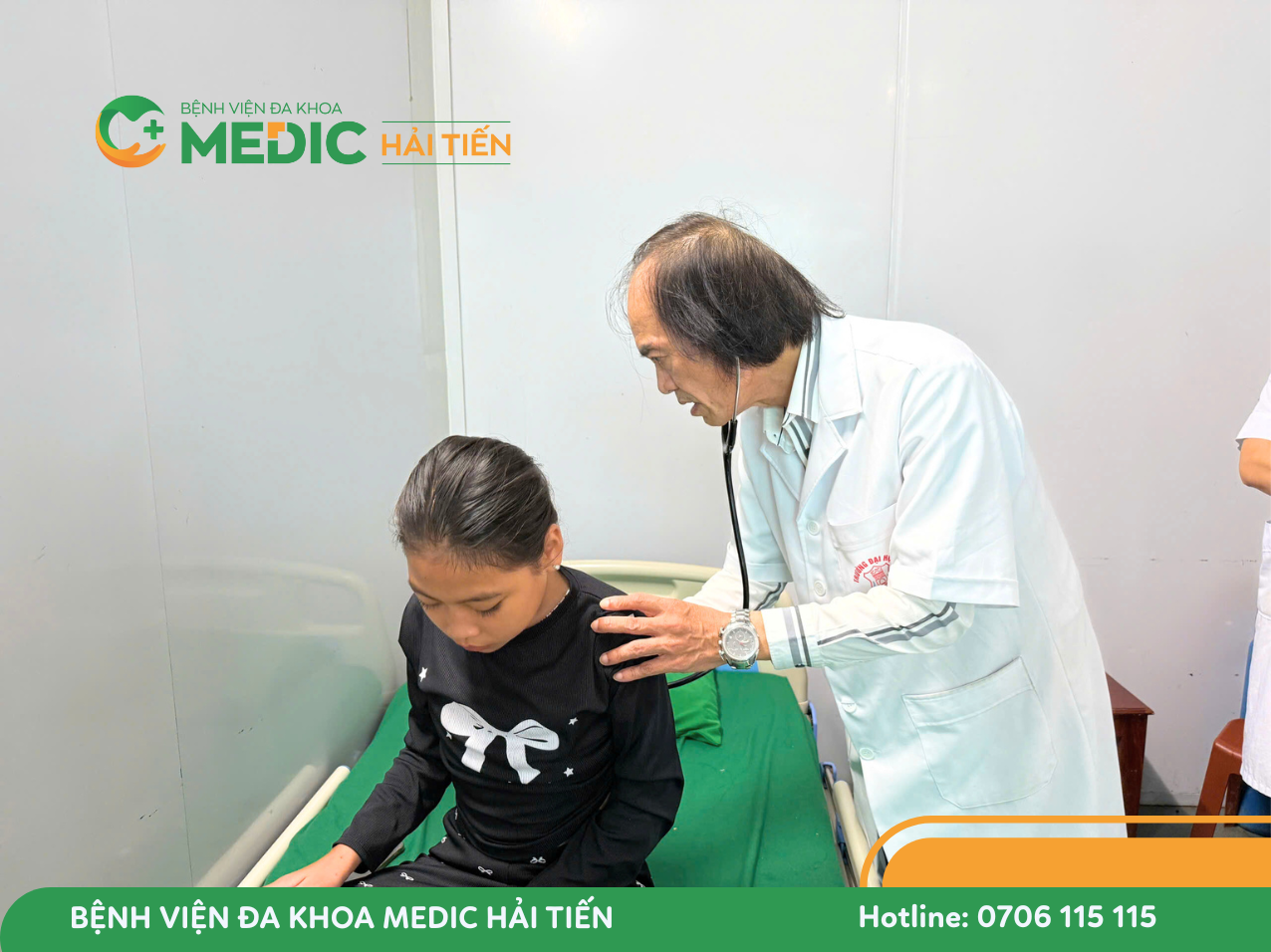 Bác sĩ theo dõi các dấu hiệu hô hấp của bệnh nhân nghi nhiễm cúm A.