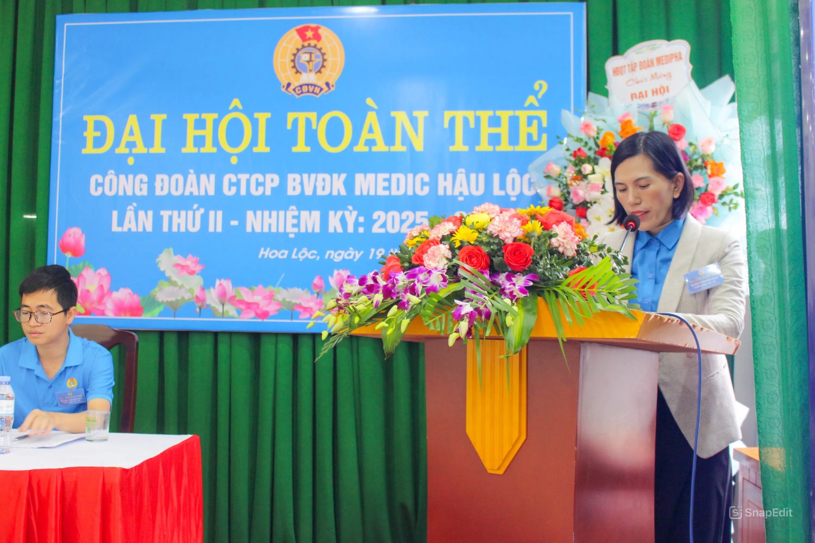 Đồng chí Đinh Thị Xoan báo cáo kết quả hoạt động của công đoàn nhiệm kì 2020-2025