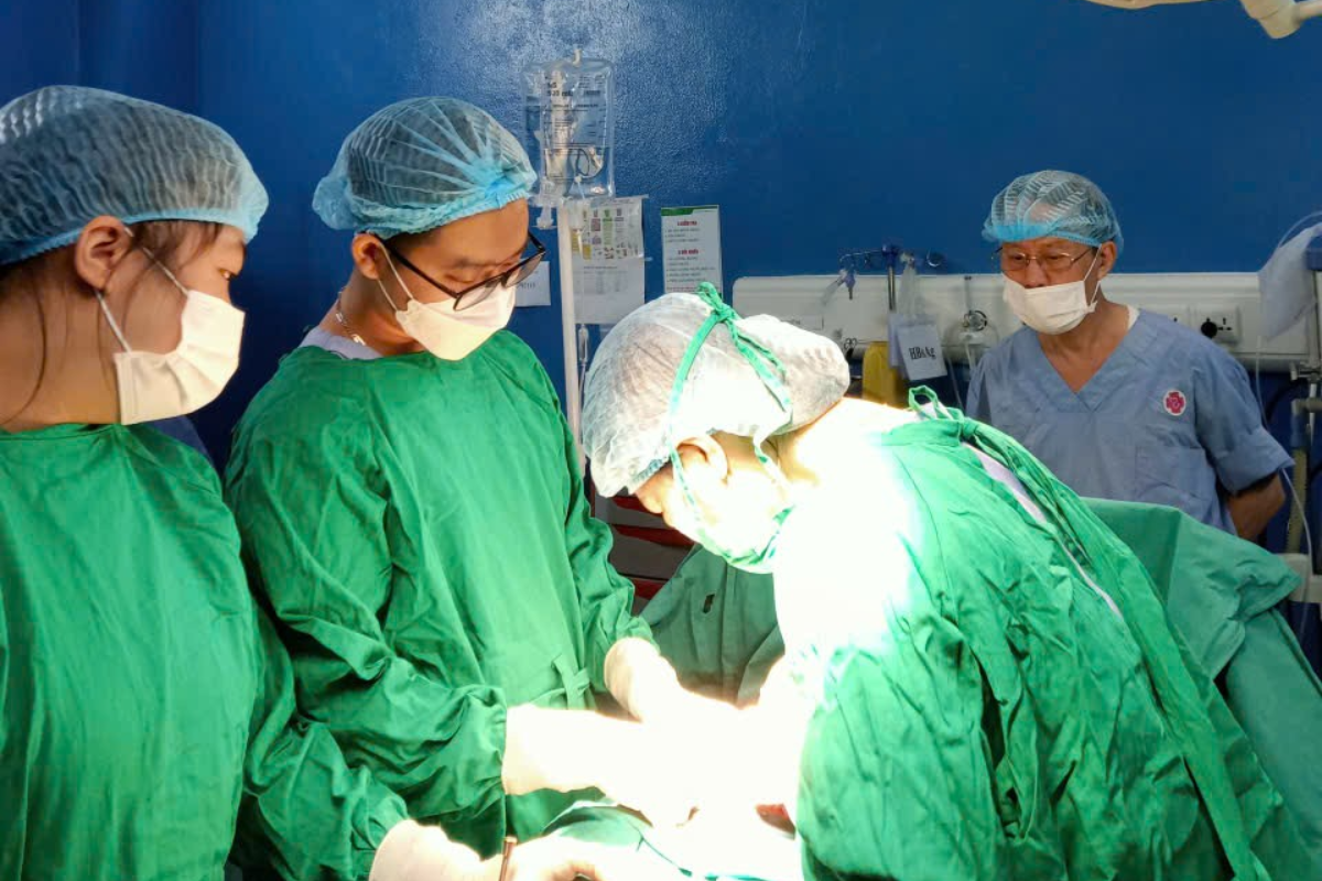 Sau khi thăm khám lâm sàng, các bác sĩ tiến hành hội chẩn và chỉ định phẫu thuật để đưa khối u ra khỏi cơ thể