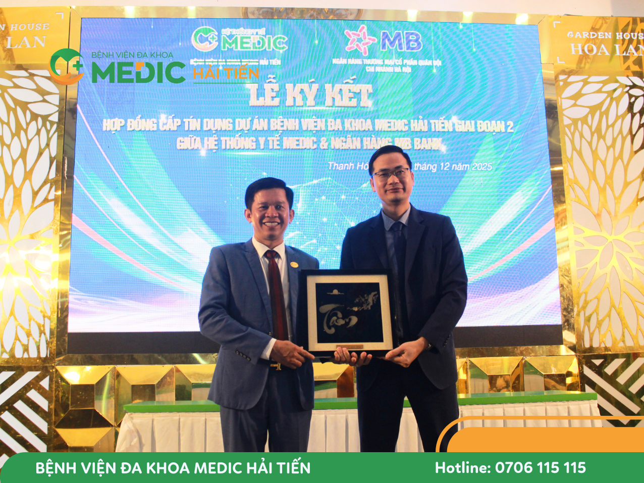 Đại diện MB Hà Nội tặng quà cho Hệ thống Y tế Medic