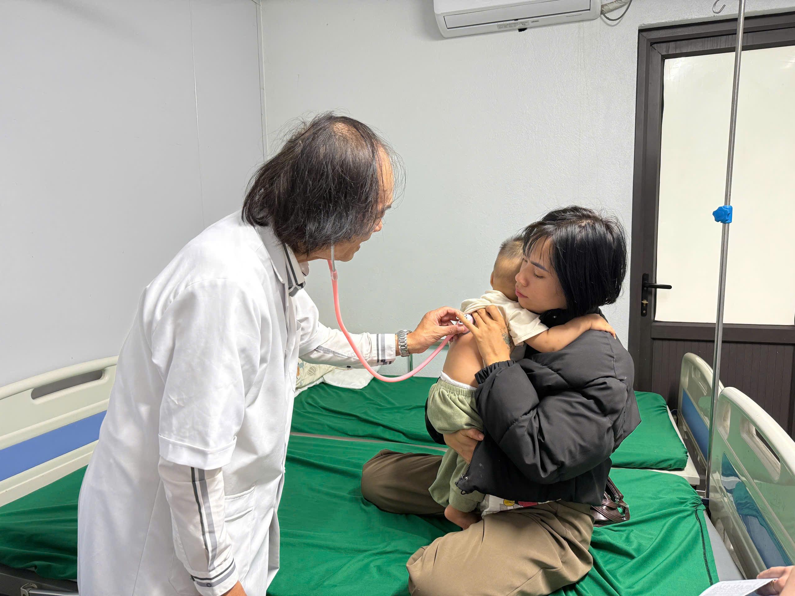 Số lượng trẻ nhập viện do mắc tay chân miệng ngày càng gia tăng