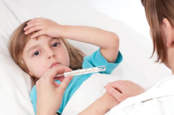 Sốt cũng là một trong những bệnh lý phổ biến ở trẻ trong mùa hè