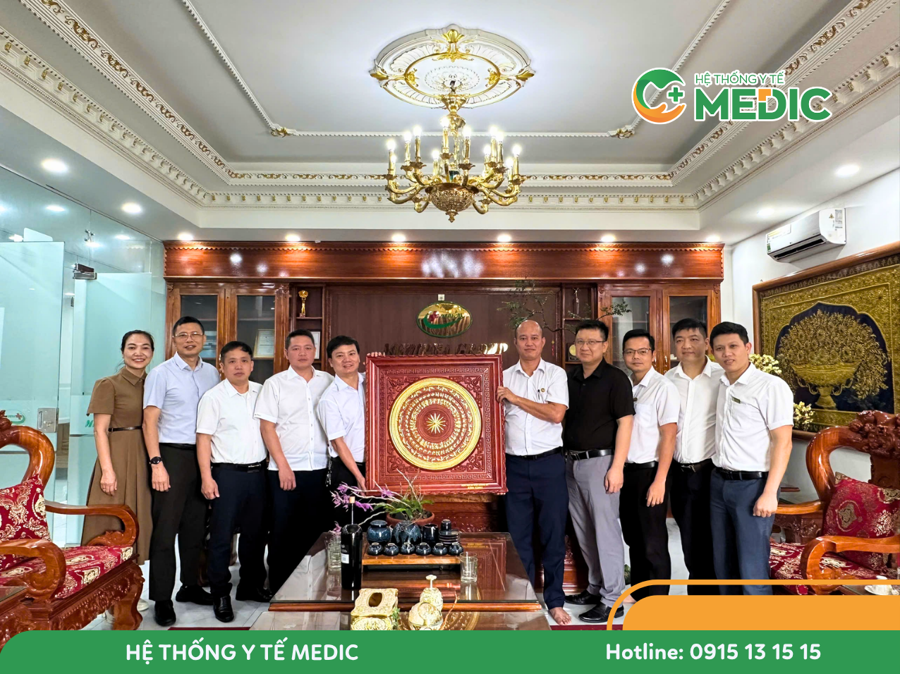 Đại diện hai đơn vị chụp ảnh và tặng quà lưu niệm, đánh dấu buổi làm việc thành công tốt đẹp.