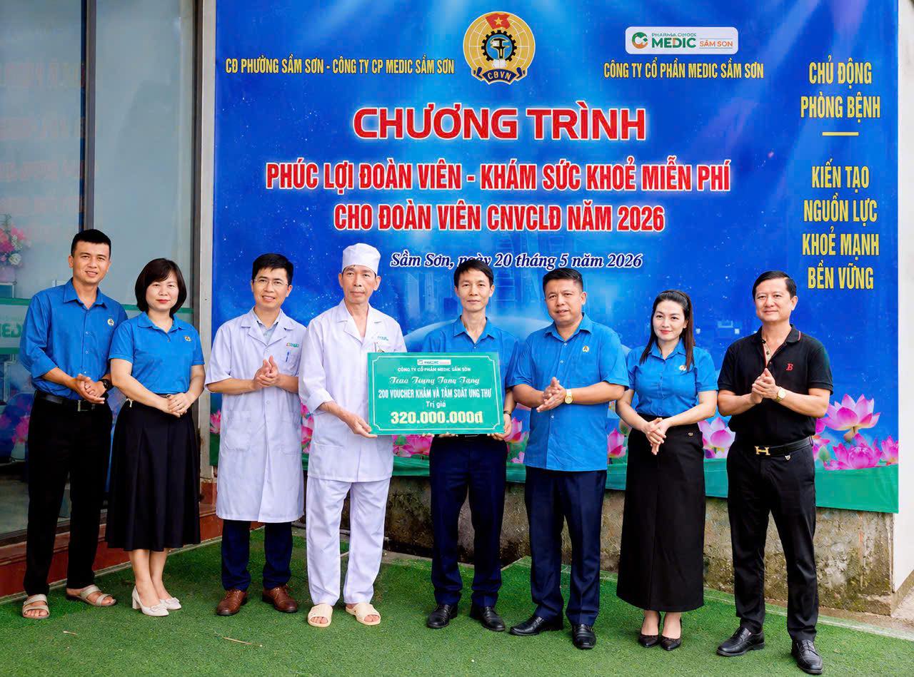 Đại diện Công ty Cổ phần Medic Sầm Sơn trao tặng 200 voucher khám bệnh miễn phí và tầm soát ung thư cho đoàn viên, người lao động trên địa bàn phường Sầm Sơn.