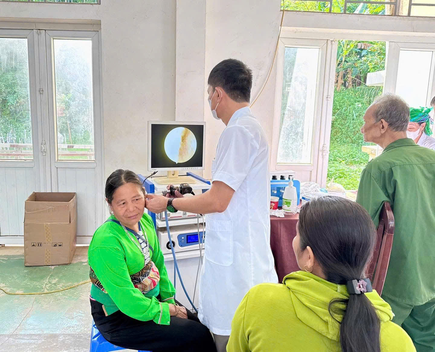 Các bác sĩ của Hệ thống Y tế Medic trực tiếp thăm khám, tư vấn và hướng dẫn chăm sóc sức khỏe cho người dân.