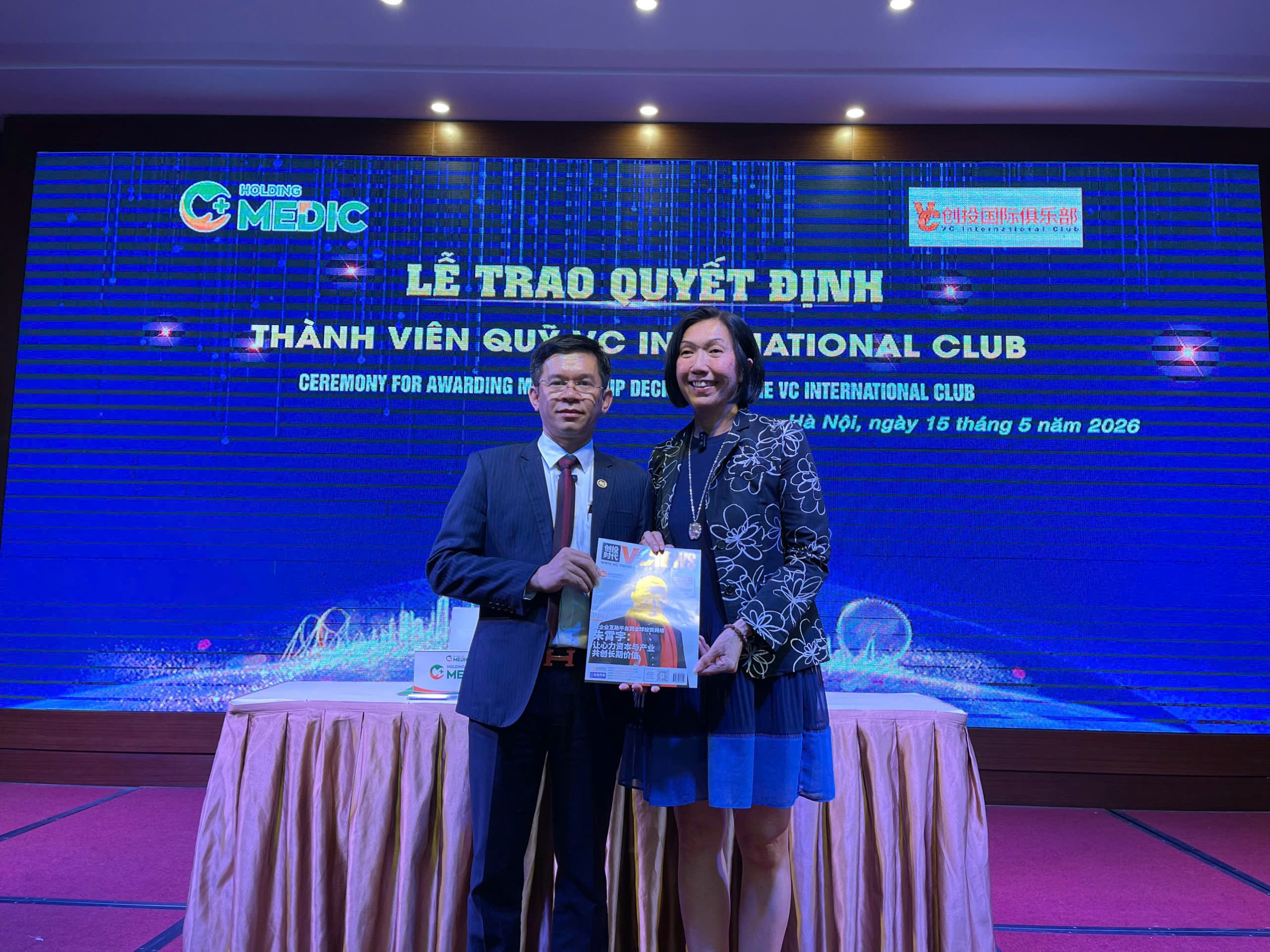 Bà Veronica Tang đại diện Quỹ VC International Club trao quyết định công nhận thành viên cho ông Nguyễn Thế Hùng.
