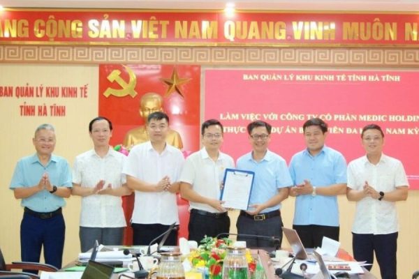 Phó Ban Quản lý Khu kinh tế tỉnh Hà Tĩnh Võ Tá Nghĩa trao Quyết định chấp thuận nhà đầu tư thực hiện Dự án Bệnh viện đa khoa Nam Kỳ Anh cho Công ty Cổ phần Bệnh viện đa khoa Medic Kỳ Anh
