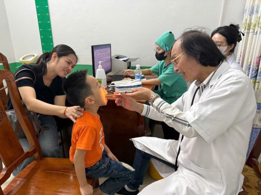 Trẻ sẽ được khám sức khỏe định kỳ miễn phí ít nhất mỗi năm một lần.