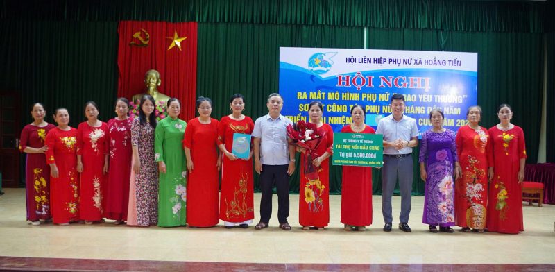 Ông Nguyễn Văn Hiệu - Tổng Giám đốc Bệnh viện Đa khoa Medic Hải Tiến đại diện trao tặng quà cho Hội phụ nữ xã Hoằng Tiến