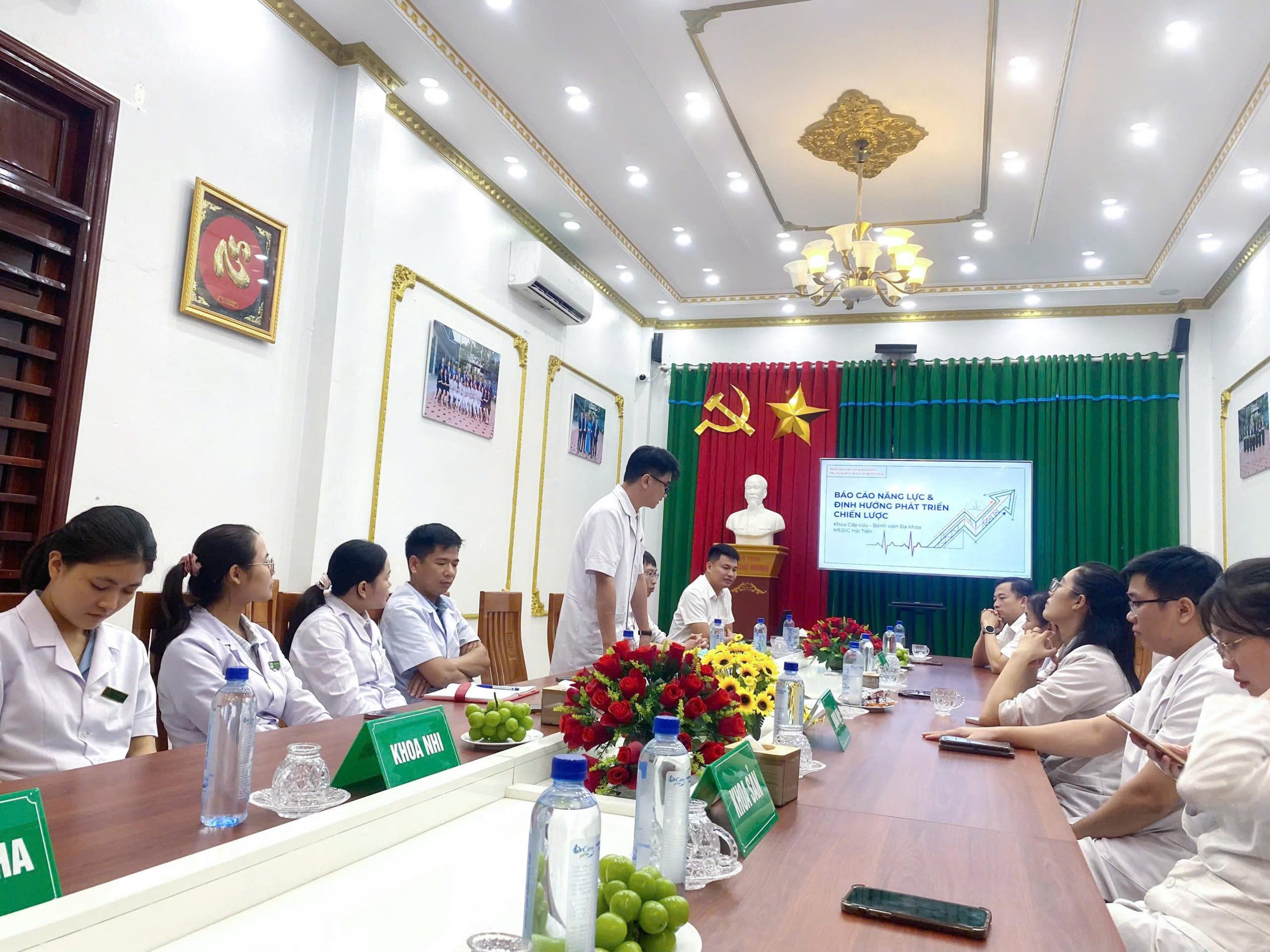 Bác sĩ Nguyễn Xuân Trường - Phó khoa HSCC Bệnh viện ĐK Medic Hải Tiến trình bày định hướng xây dựng và phát triển khoa