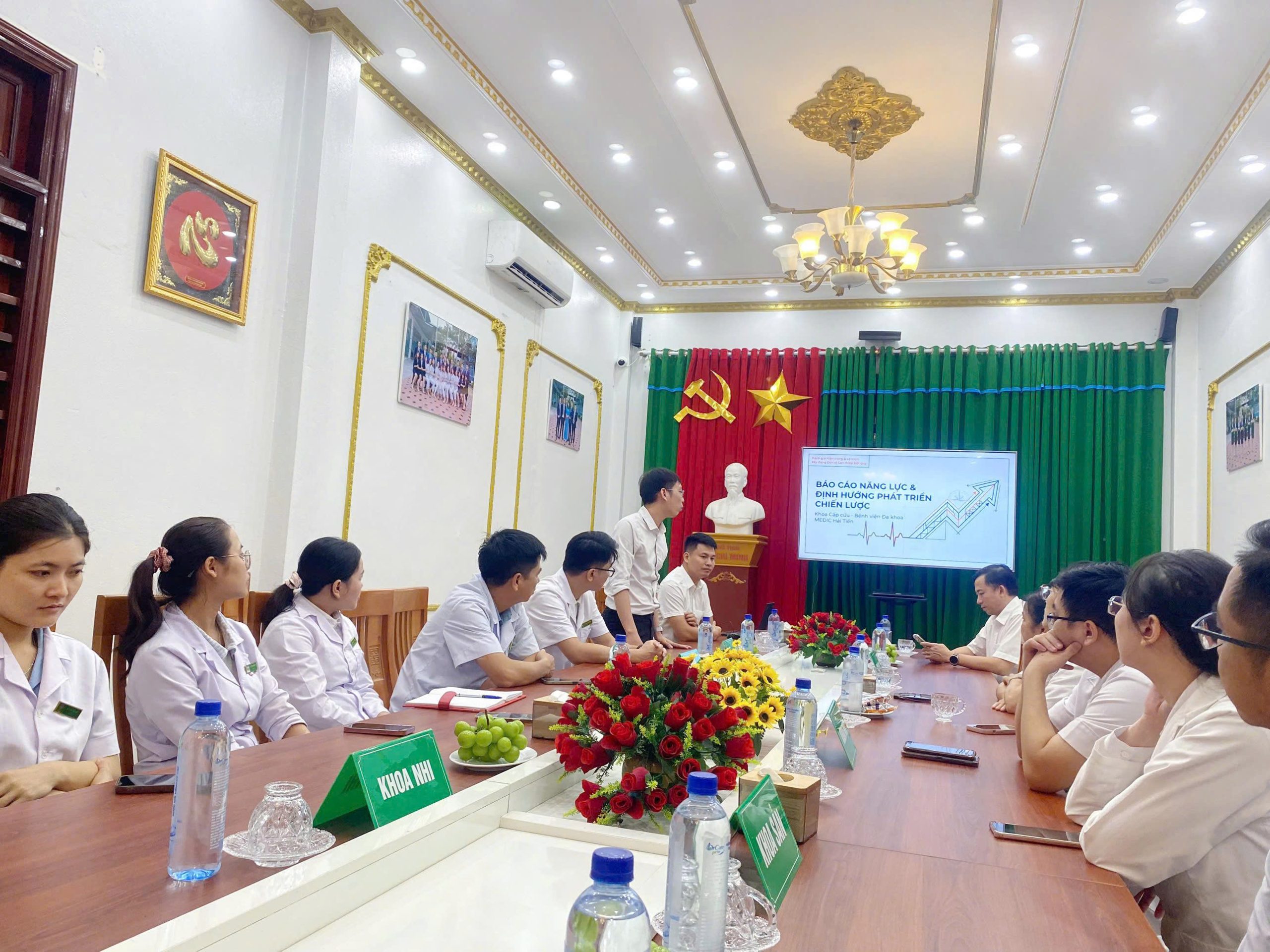 Bác sĩ Phùng Quốc Việt - Phó Giám đốc Bệnh viện phát biểu tại buổi lễ tiếp đón PGS