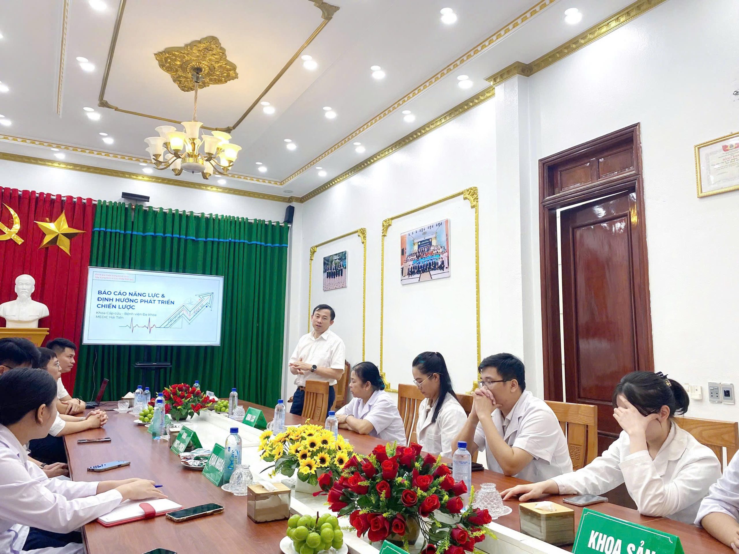 PGS.TS. Hoàng Bùi Hải chia sẻ kinh nghiệm chuyên môn cùng đội ngũ bác sĩ Bệnh viện Đa khoa Medic Hải Tiến 