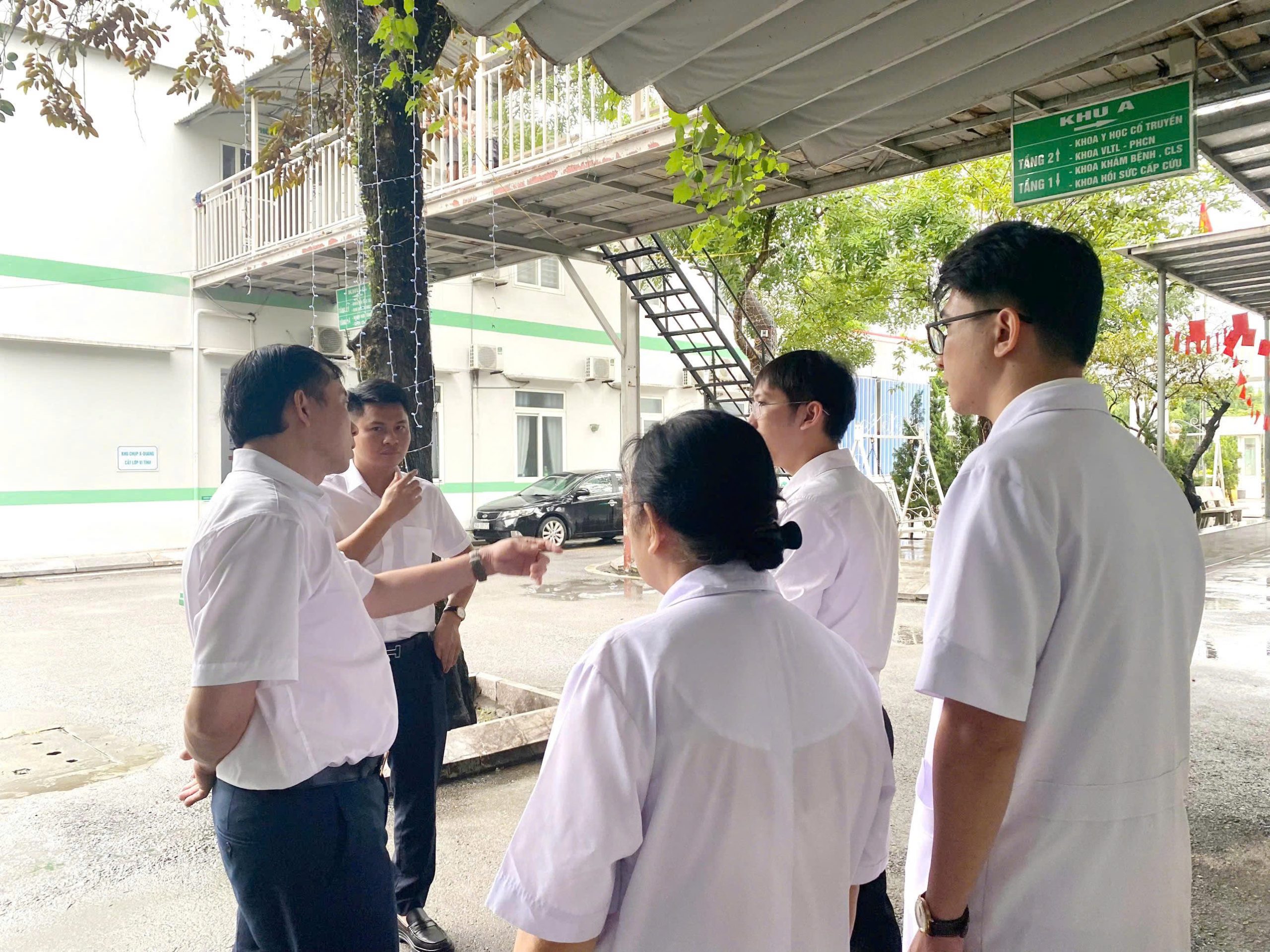 PGS.TS. Hoàng Bùi Hải trao đổi, chia sẻ kinh nghiệm xây dựng và phát triển chuyên môn với đại diện ban lãnh đạo bệnh viện 